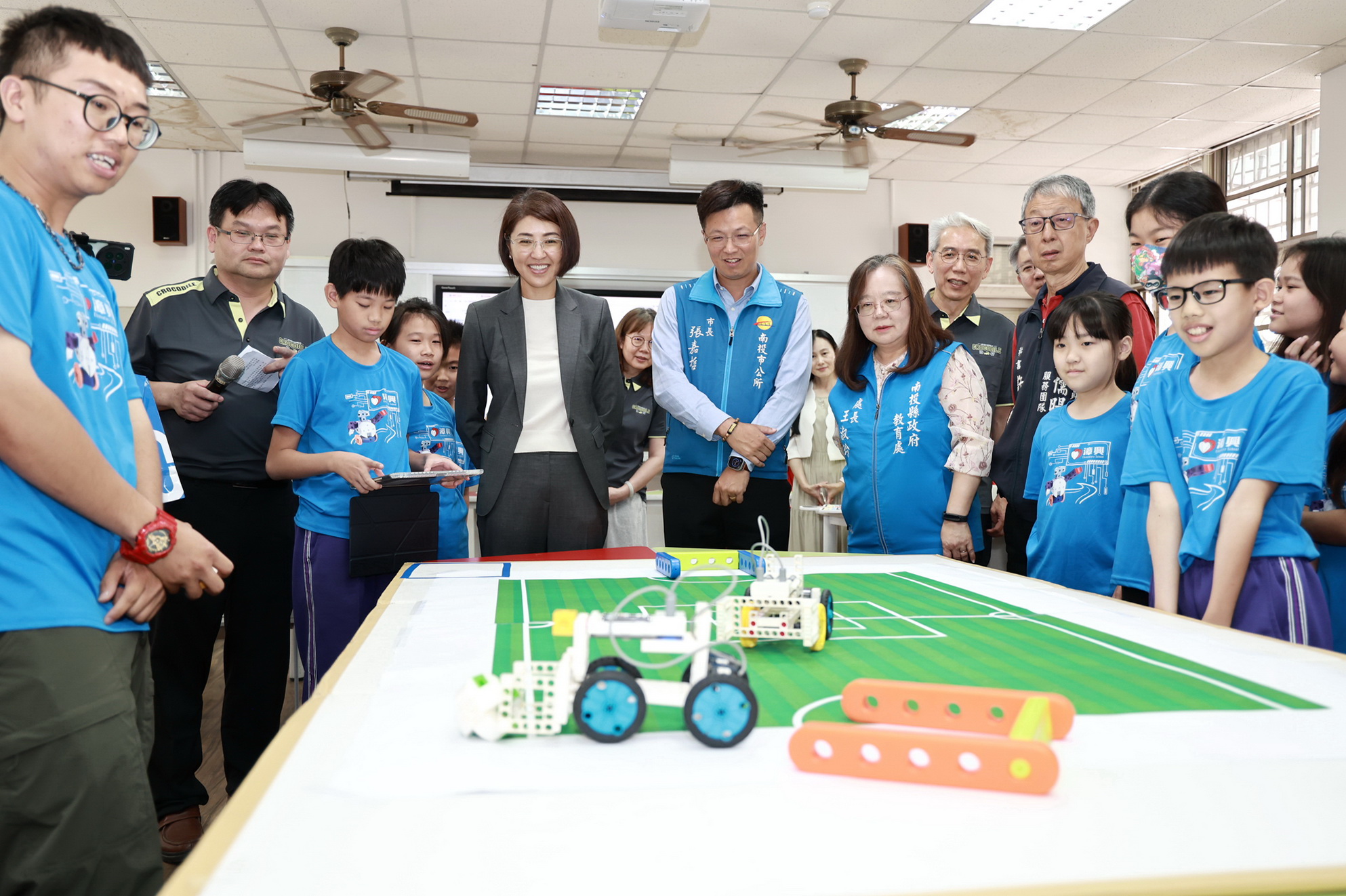 相關圖片3-許縣長宣布南投縣完成「生生有平板」數位學習目標