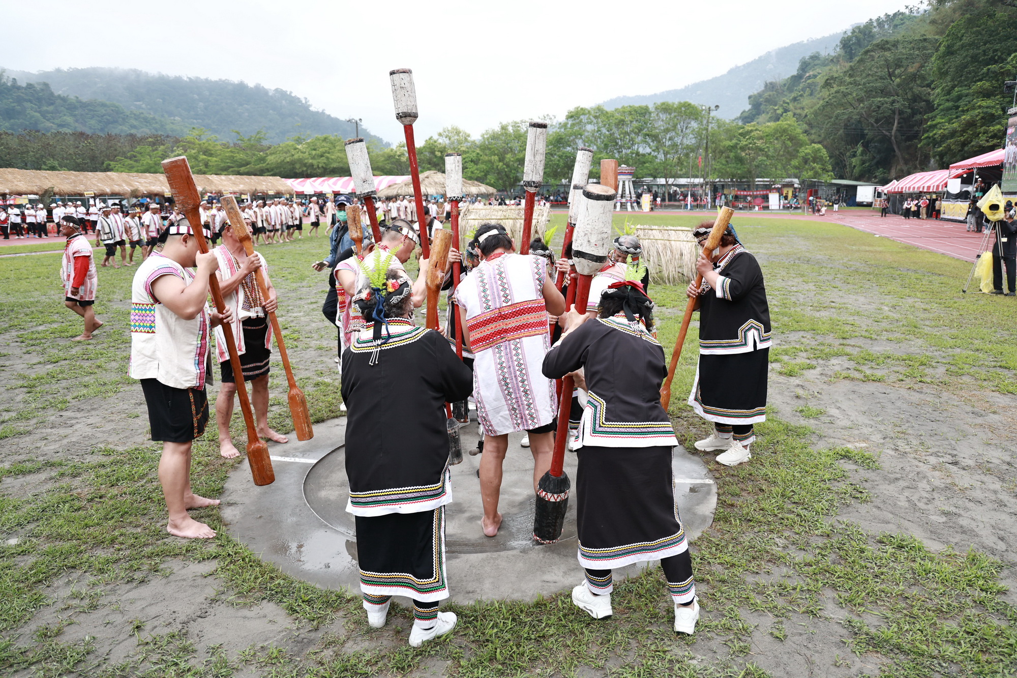 相關圖片3-許縣長會出席全國布農族射耳祭暨傳統技能競賽開幕式