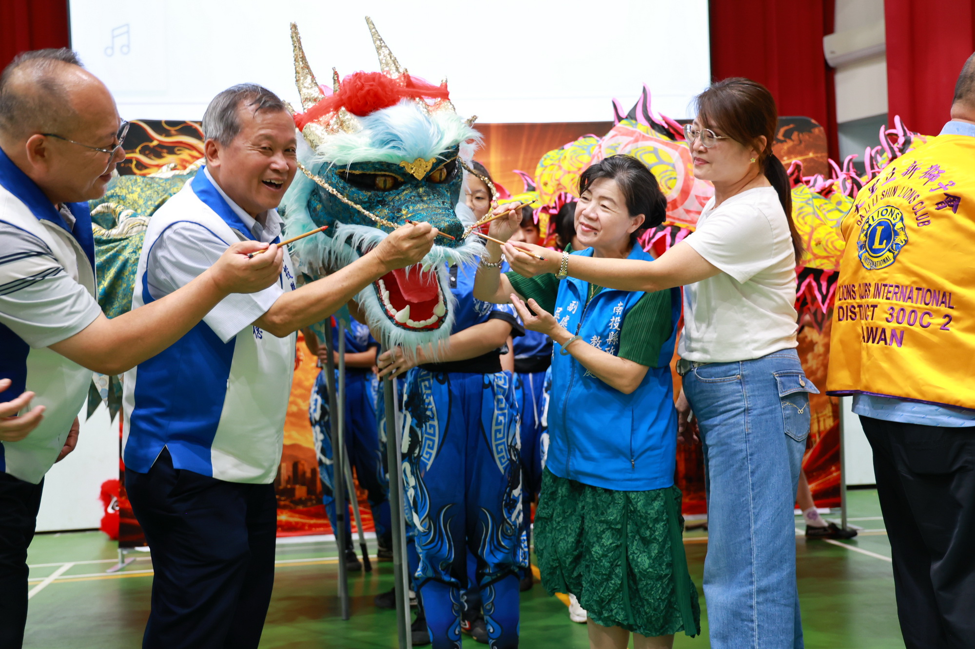 相關圖片1-營北國中舞龍隊出訪波蘭巡演  王副縣長授旗勉勵