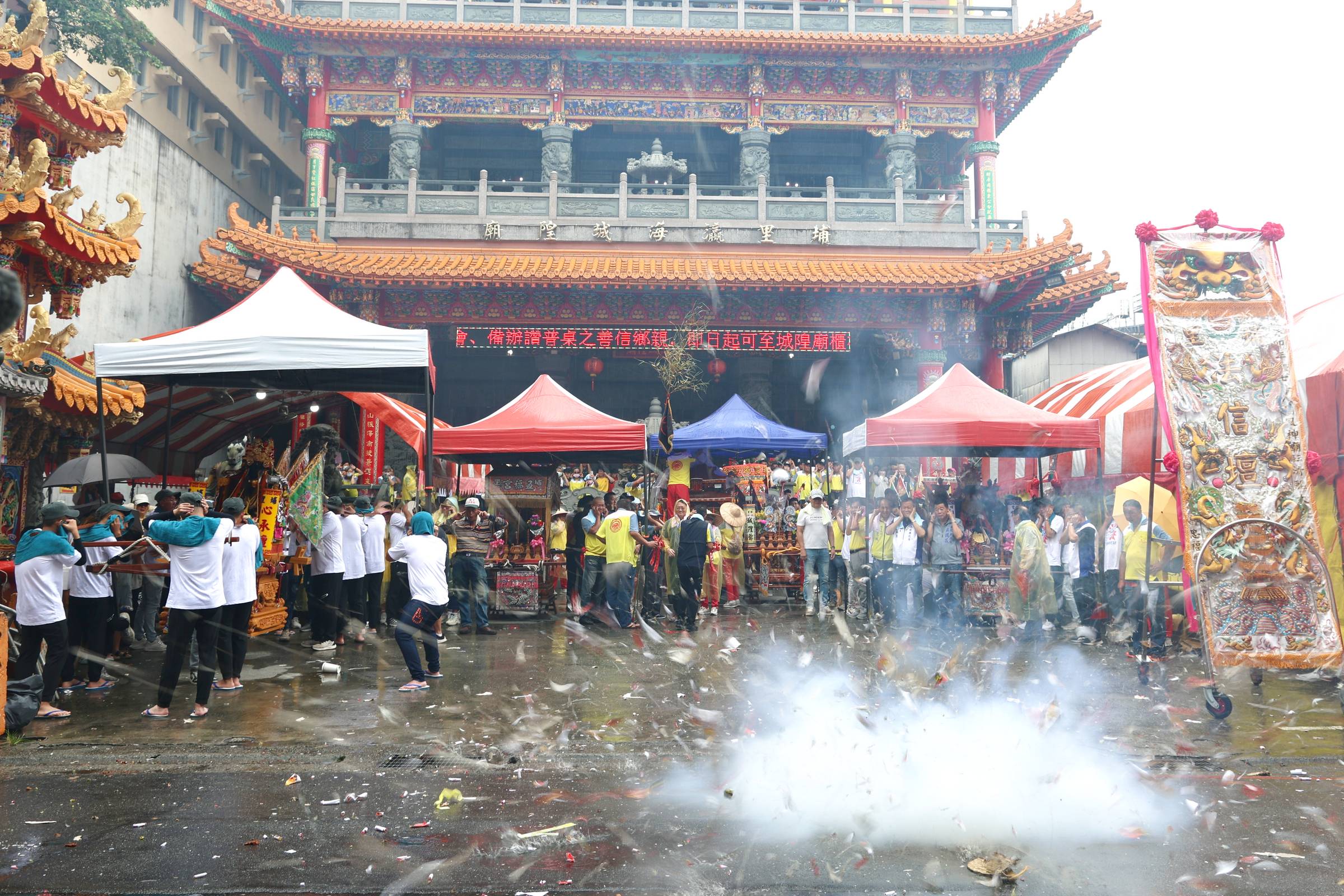 相關圖片3-埔里瀛海城隍廟祈安遶境 王副縣長點起馬炮祈求合境平安