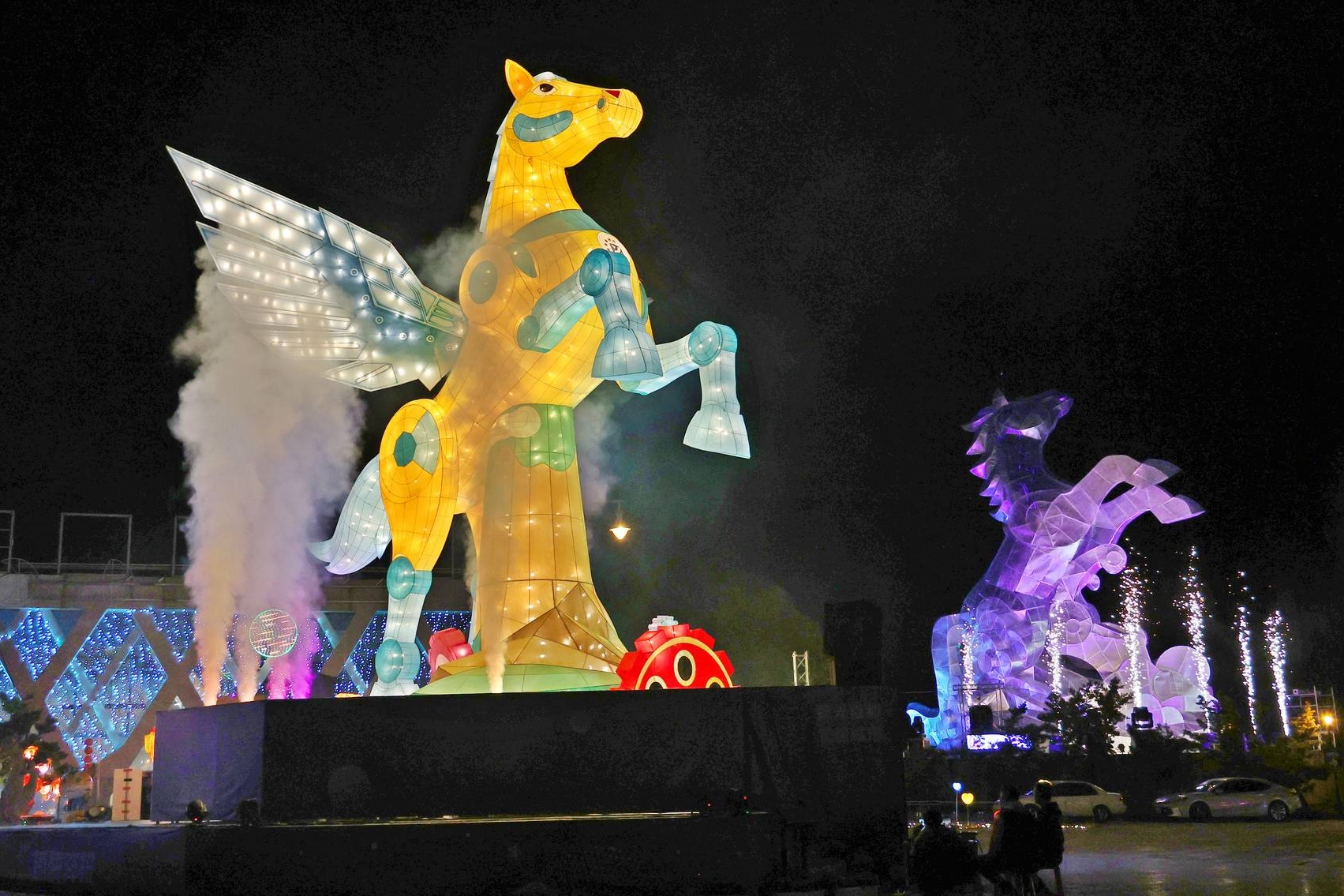 相關圖片6-南投燈會2度迎接金馬年驚豔試燈  小朋友追著許縣長玩透透