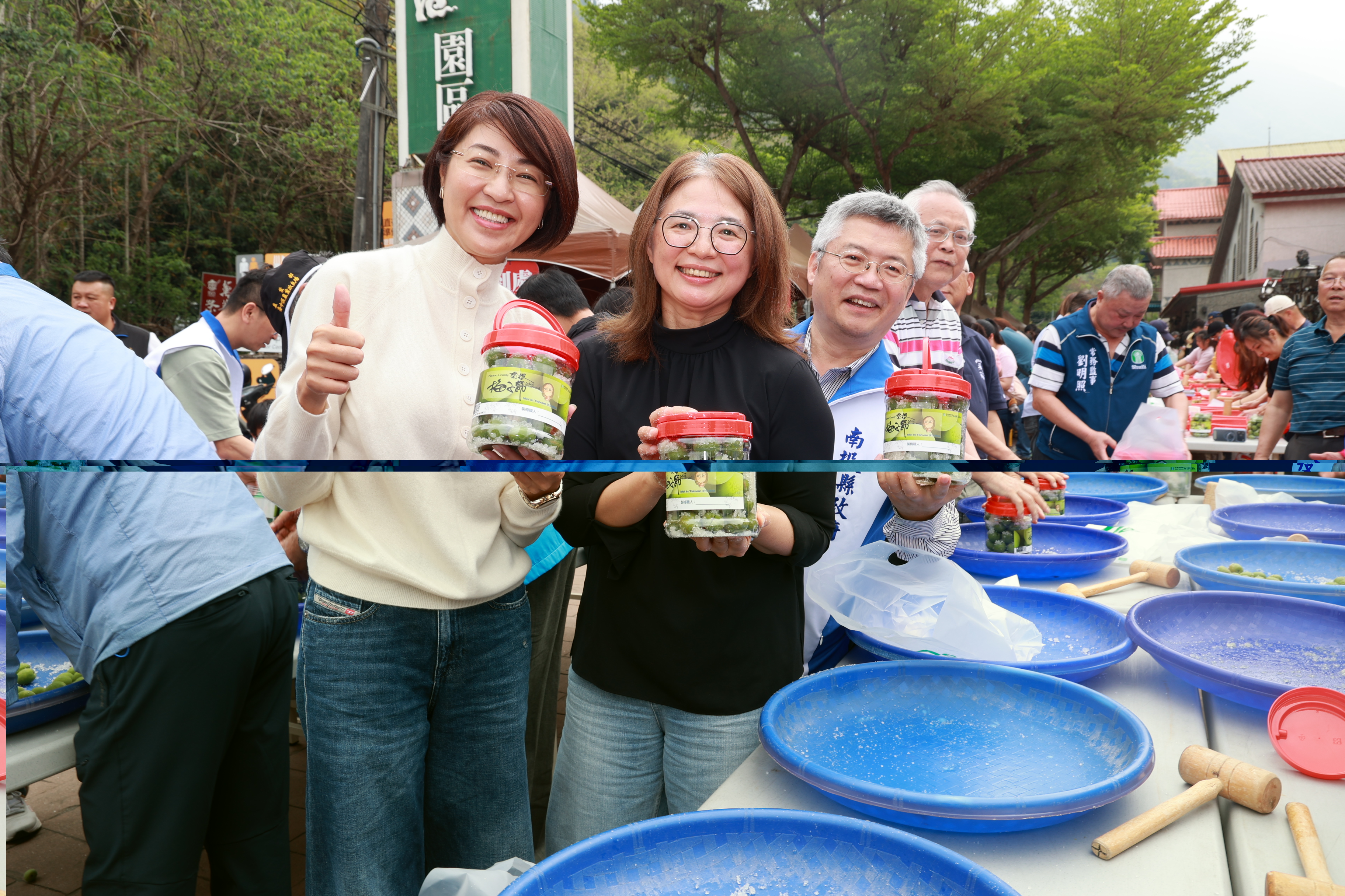 相關圖片1-南投梅子節推廣在地鮮食　許淑華縣長與民眾手作青梅