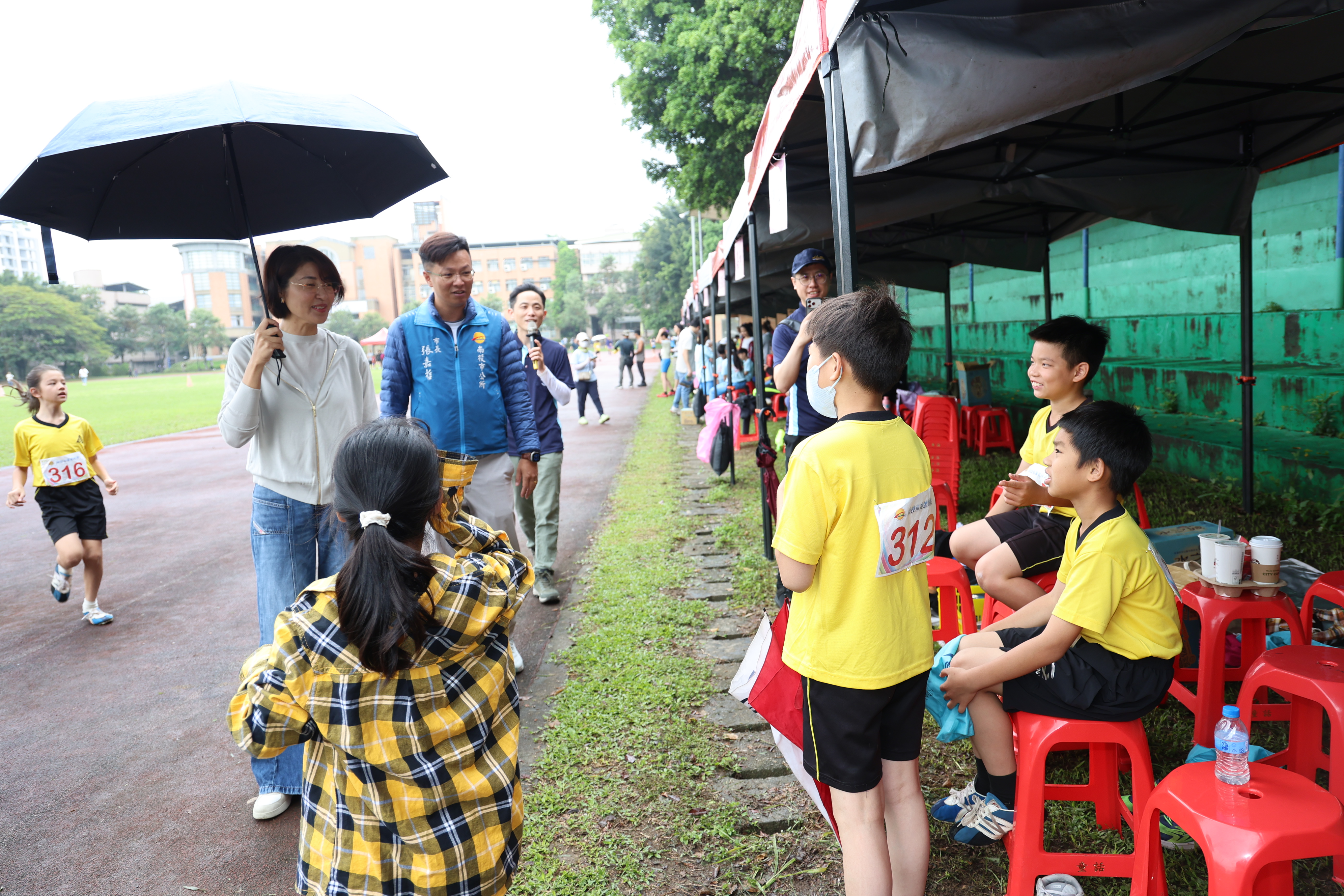 相關圖片6-南投市第44屆市運會熱血登場 許縣長為小將加油