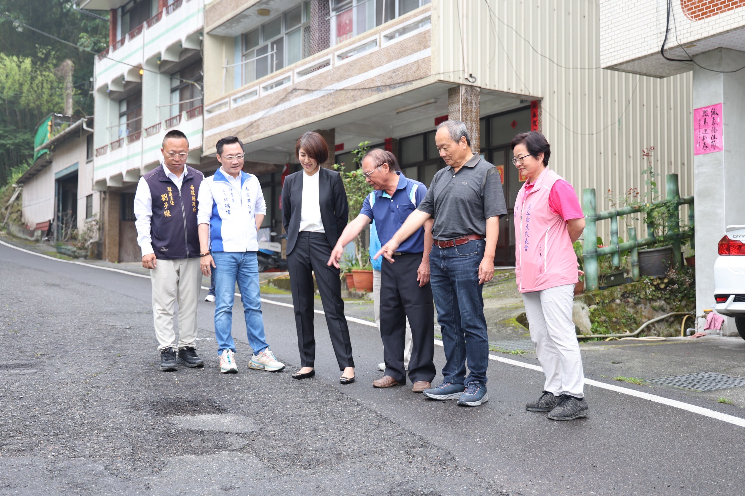圖片-許縣長會勘鹿谷鄉8件農路、野溪護岸改善案 核定1,482萬7千元發包改善