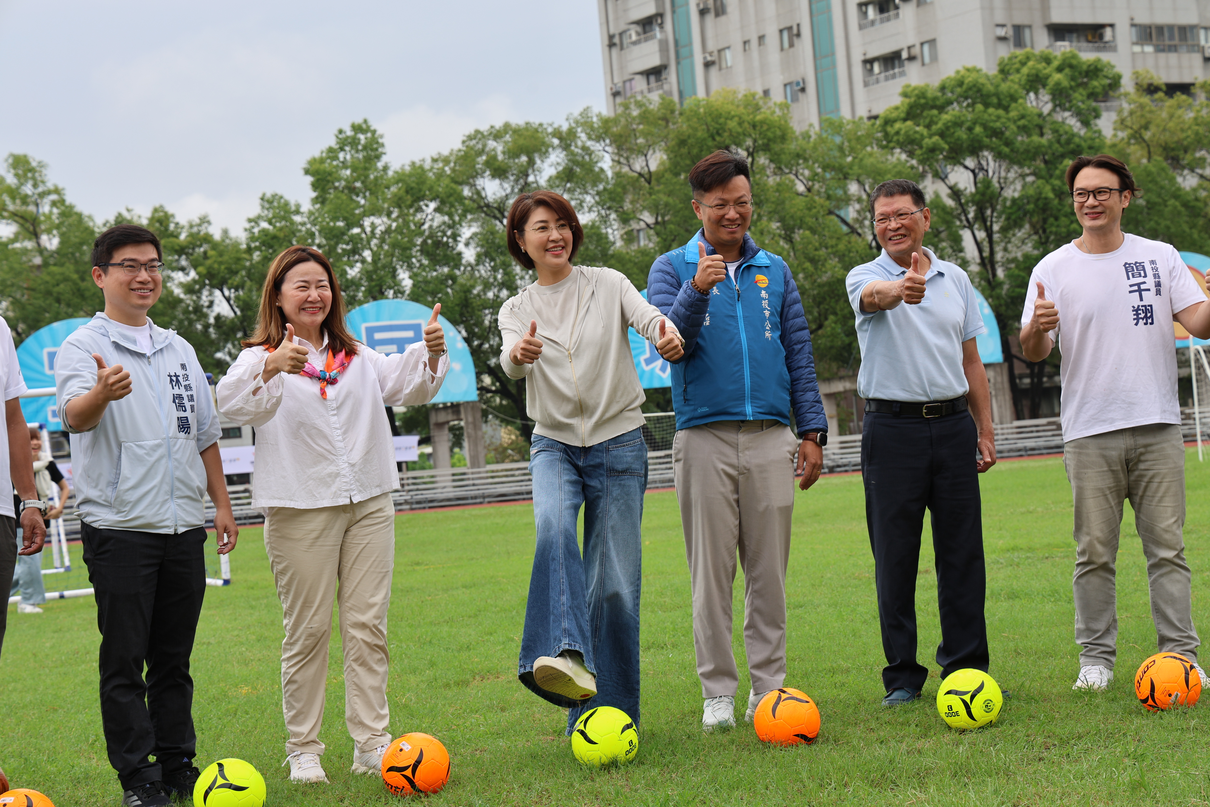 圖片-南投璉紅盃足球賽登場  78隊小選手歡喜領取人生第一面姓名獎牌