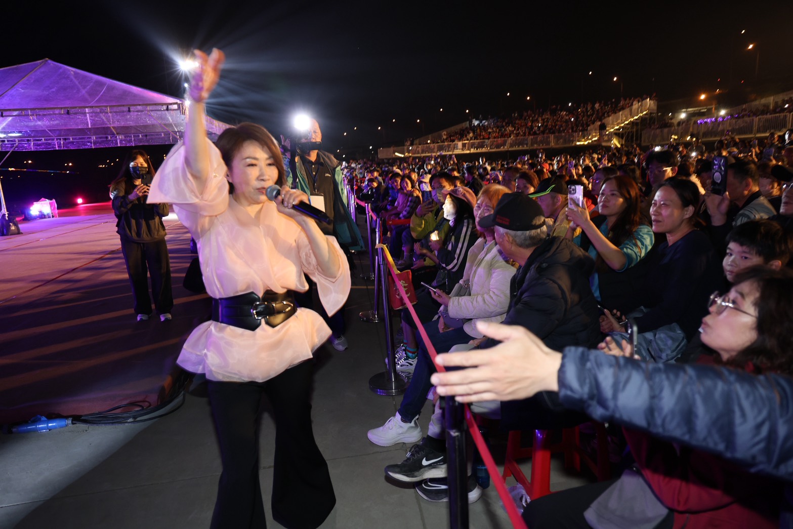 相關圖片1-南投燈會高潮迭起 民歌年代風華夜座無虛席