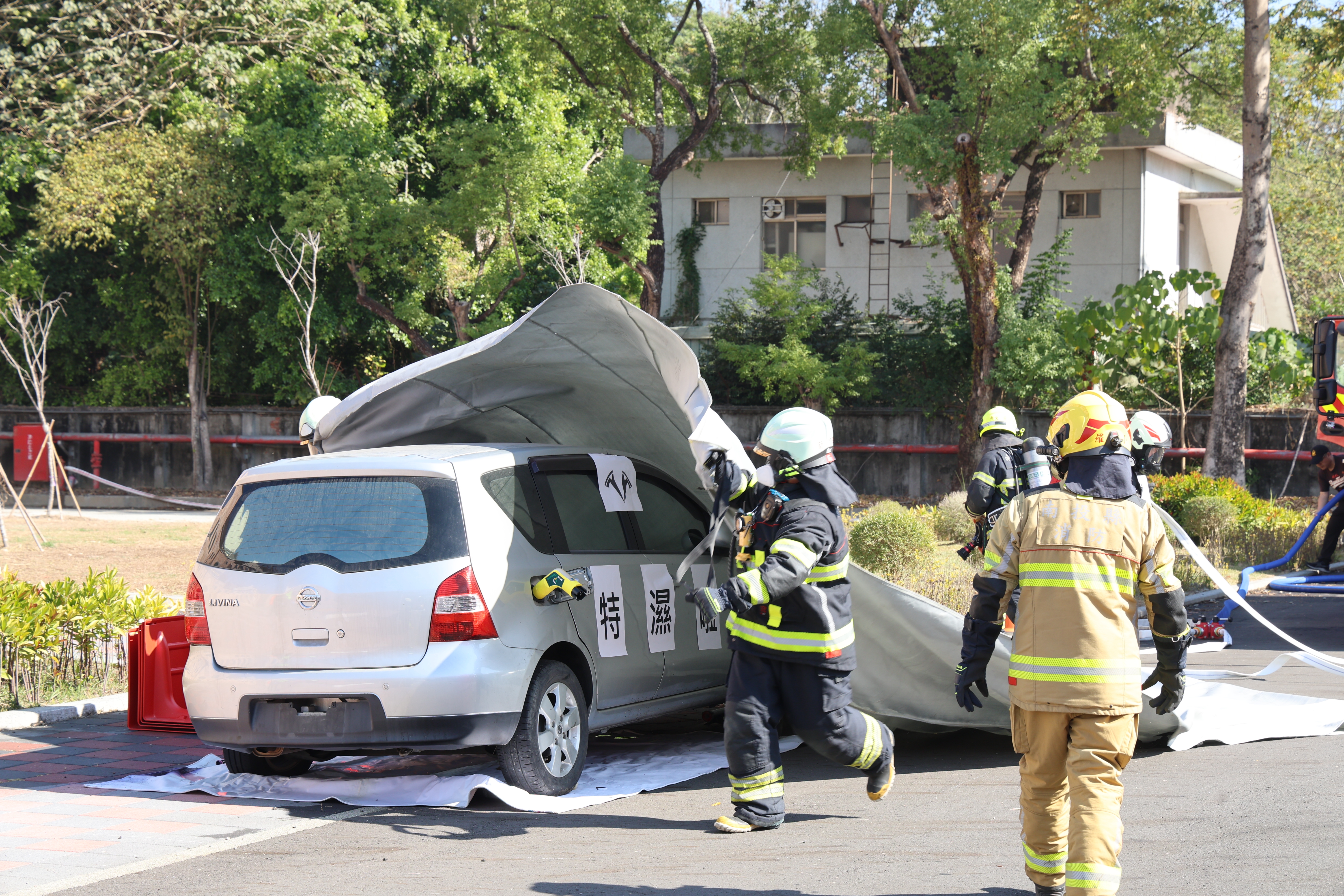 圖片-南投縣119擴大防災演習副縣長王瑞德視導  展示電動車新式滅火器材 強化春節救災量能