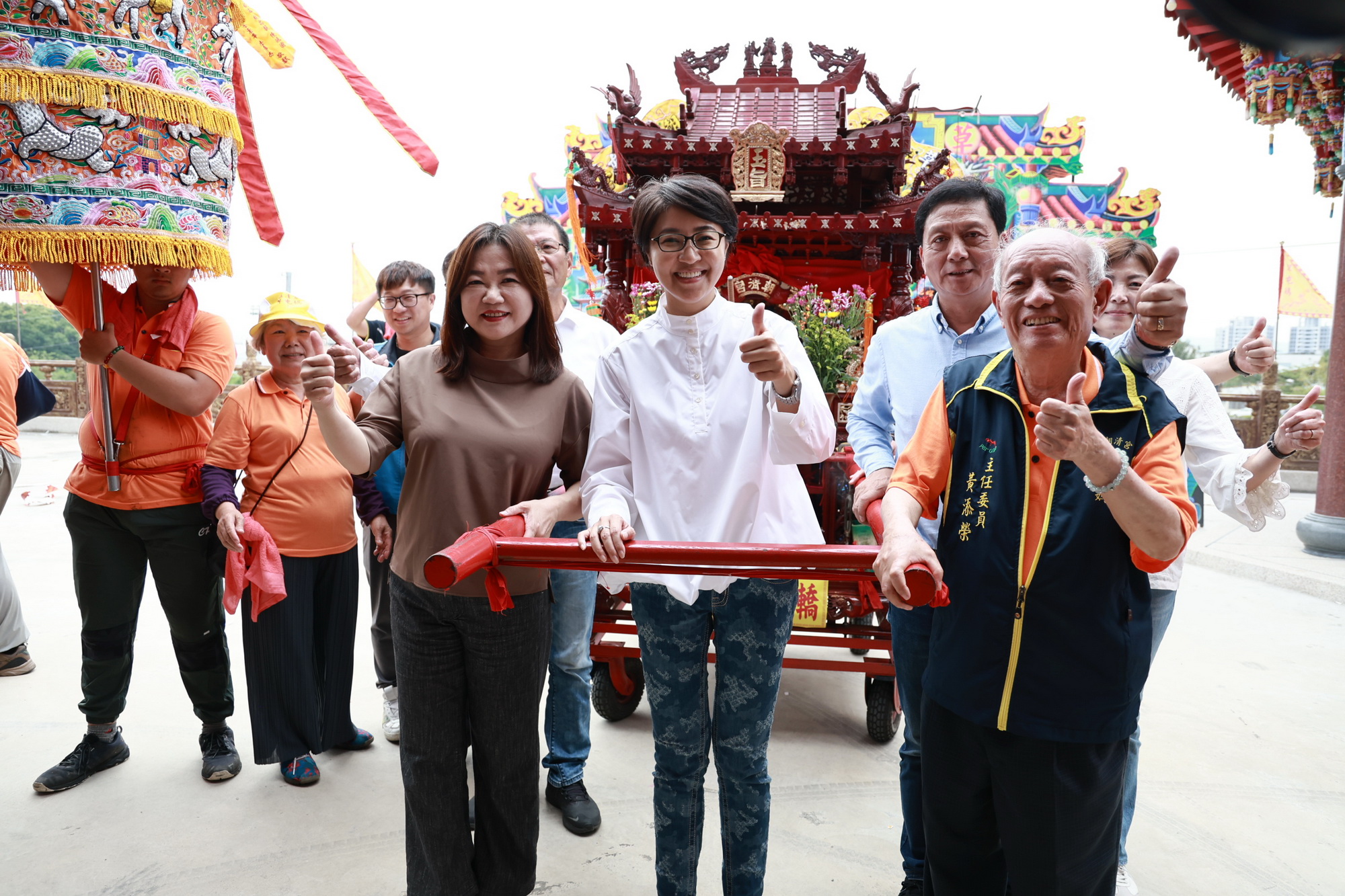 相關圖片1-草屯朝清宮媽祖遶境  許縣長到場祈福點燃起馬炮