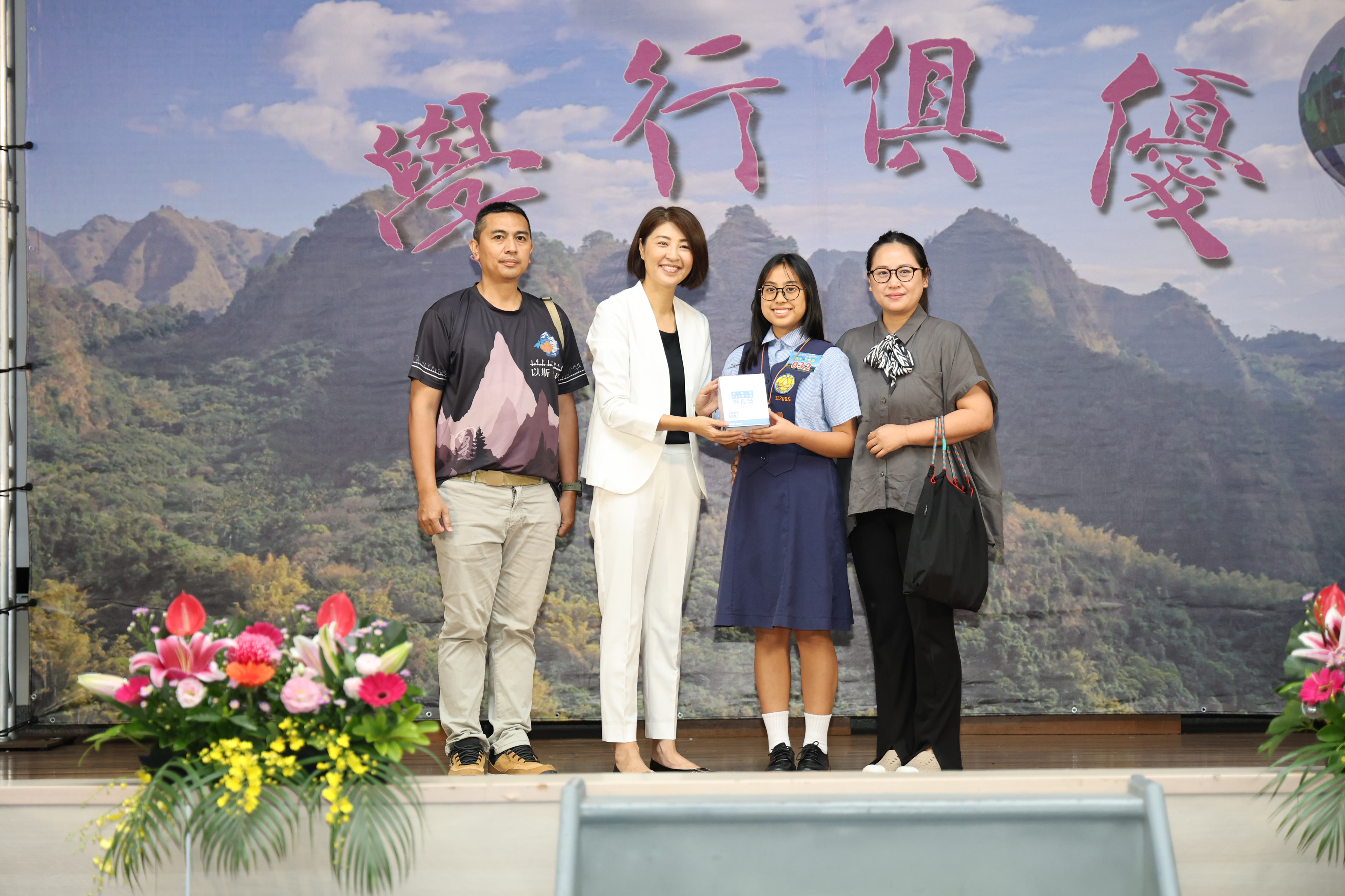 相關圖片1-許縣長頒發縣長獎 表揚全縣408位畢業生