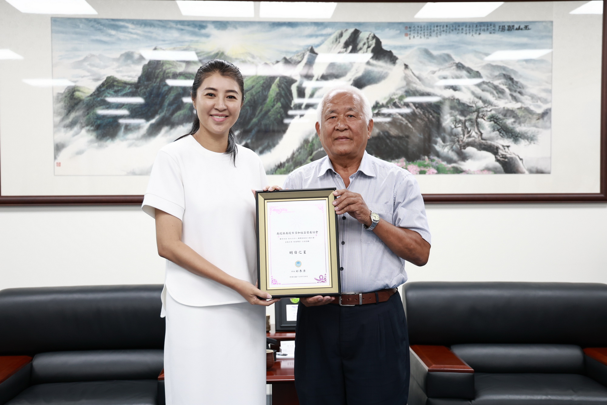 相關圖片3-許縣長勉勵肯定衛福部社區防暴創意競賽得獎社區及宣講師