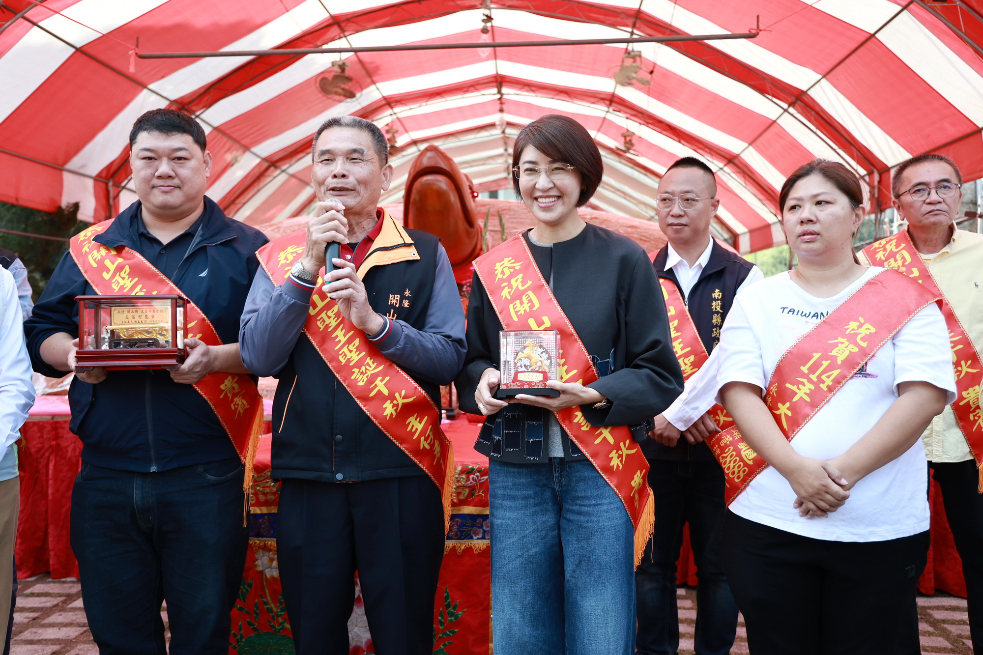 圖片-鹿谷開山廟28,888斤大神龜  許縣長到場團拜揭紅綵