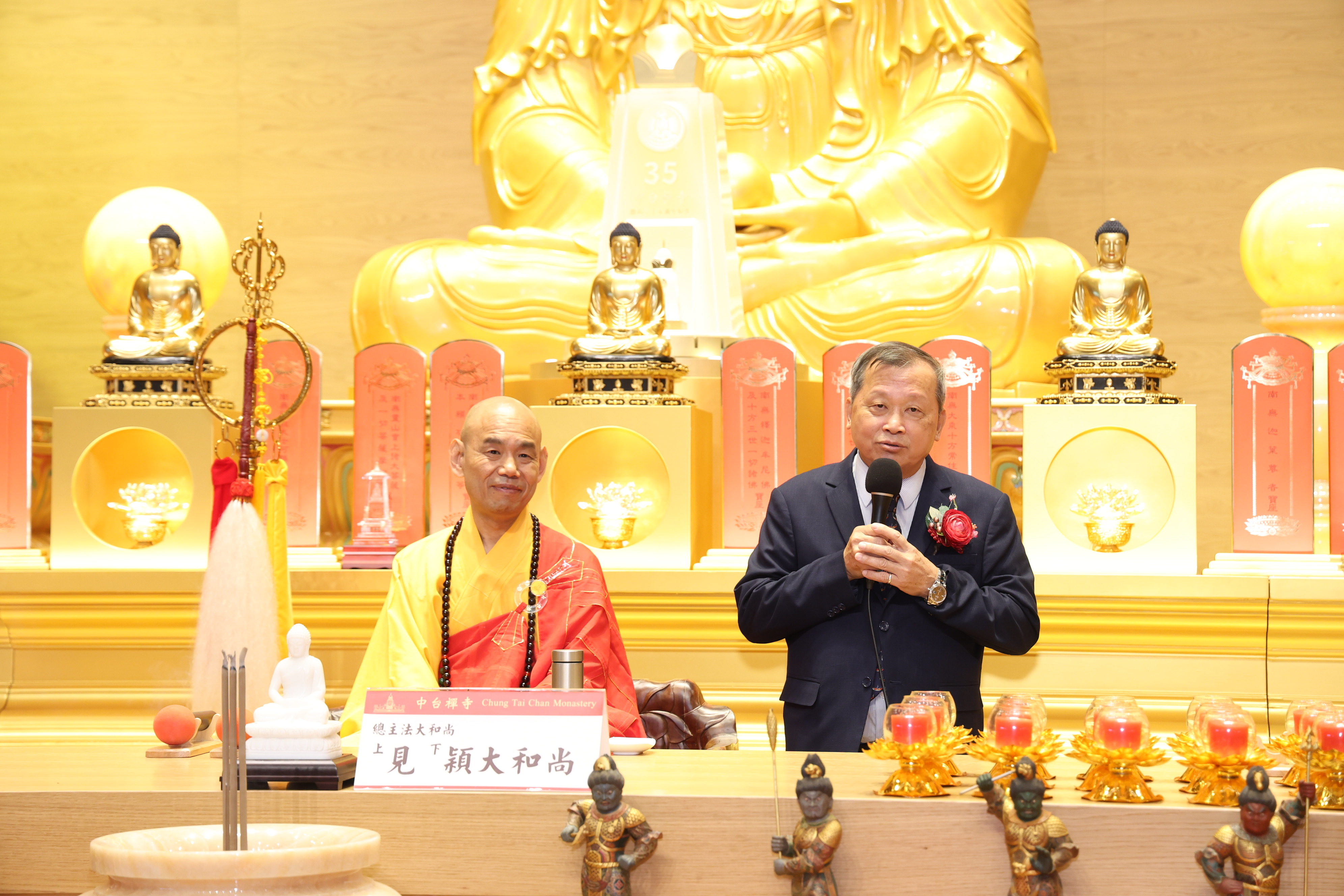相關圖片1-中台禪寺千人浴佛 捐贈縣府200萬善款挹注弱勢與教育