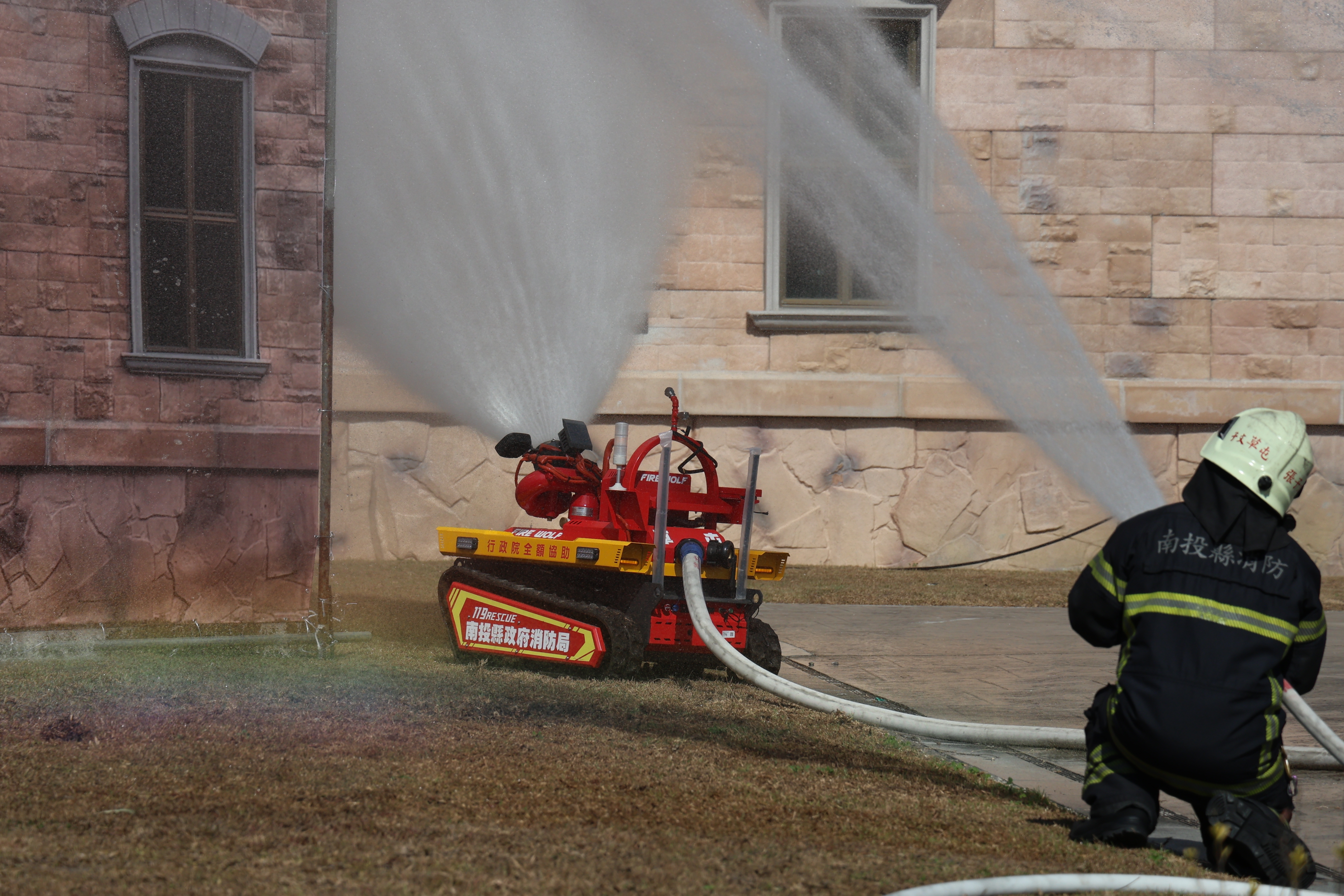 相關圖片5-南投縣119擴大防災演習副縣長王瑞德視導  展示電動車新式滅火器材 強化春節救災量能