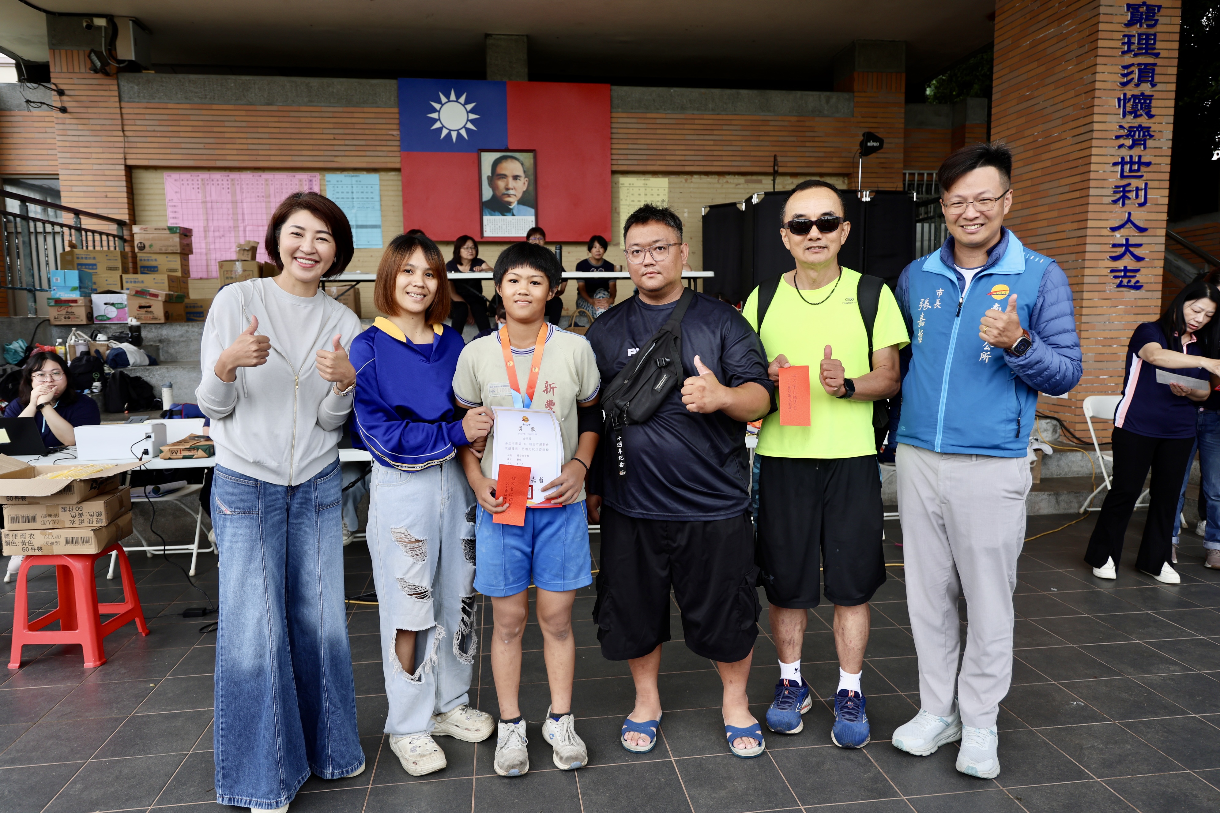 相關圖片3-南投市第44屆市運會熱血登場 許縣長為小將加油
