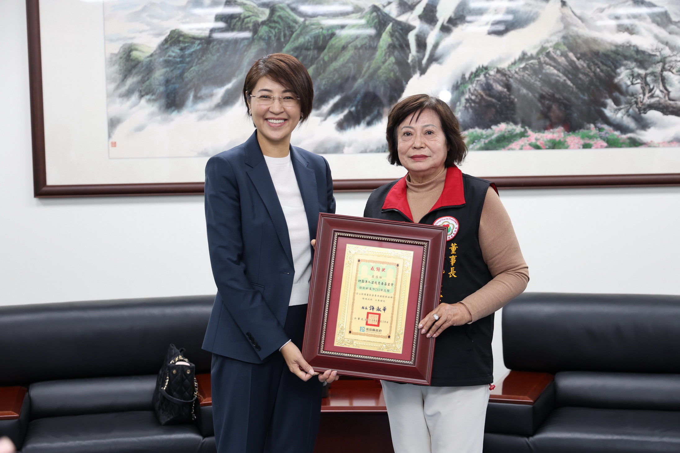圖片-達成慈善基金會捐款280萬元助弱勢 許縣長表感謝