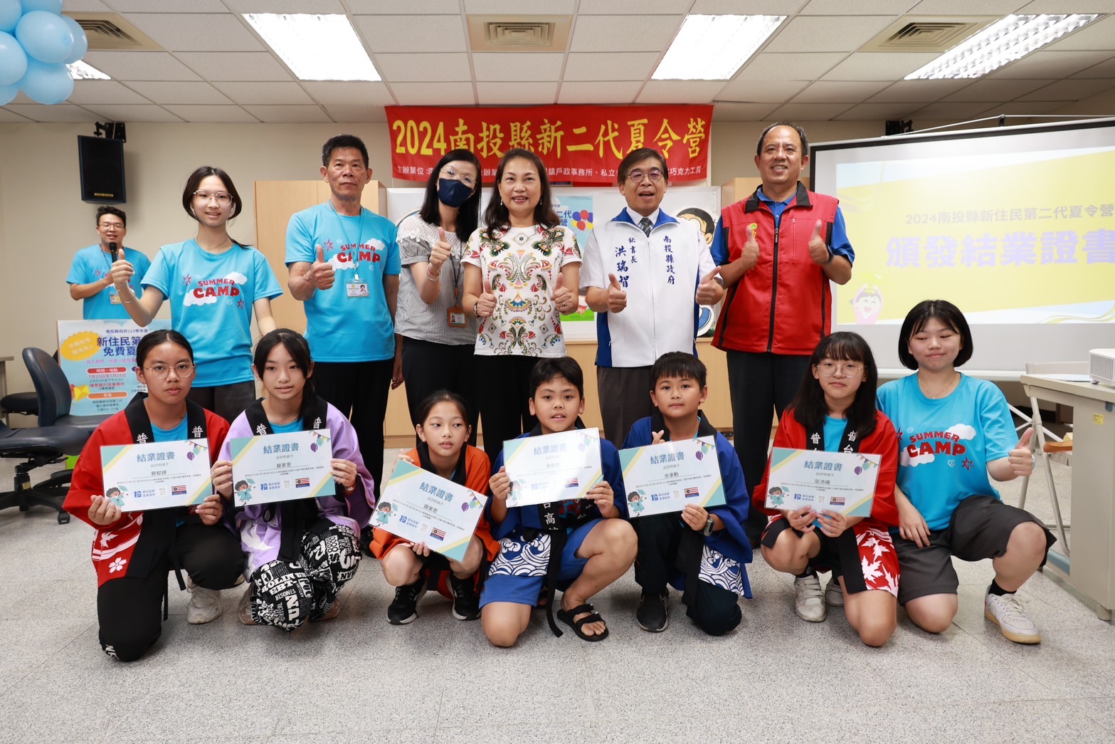 相關圖片2-投縣新住民第二代夏令營圓滿閉幕 洪秘書長頒發結業證書