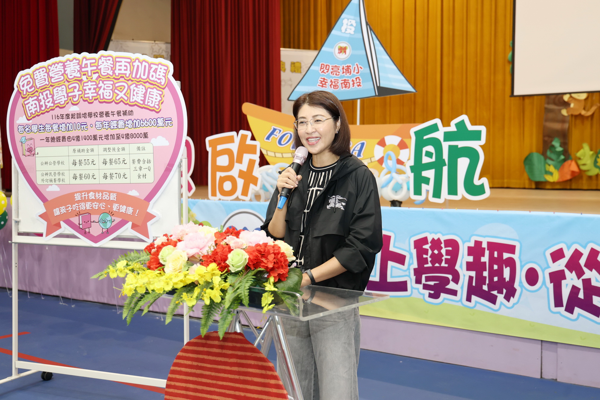 圖片-開學日許縣長親送新生開學禮包 宣布校園午餐補助調增10元