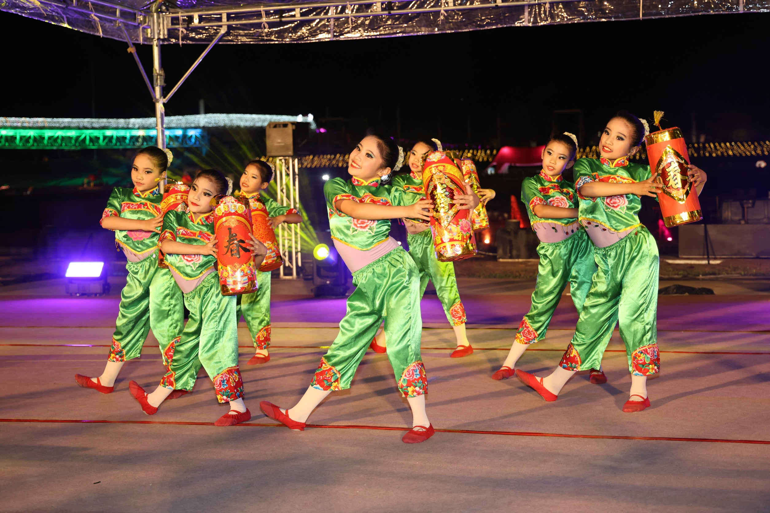 相關圖片3-南投燈會高潮迭起 民歌年代風華夜座無虛席