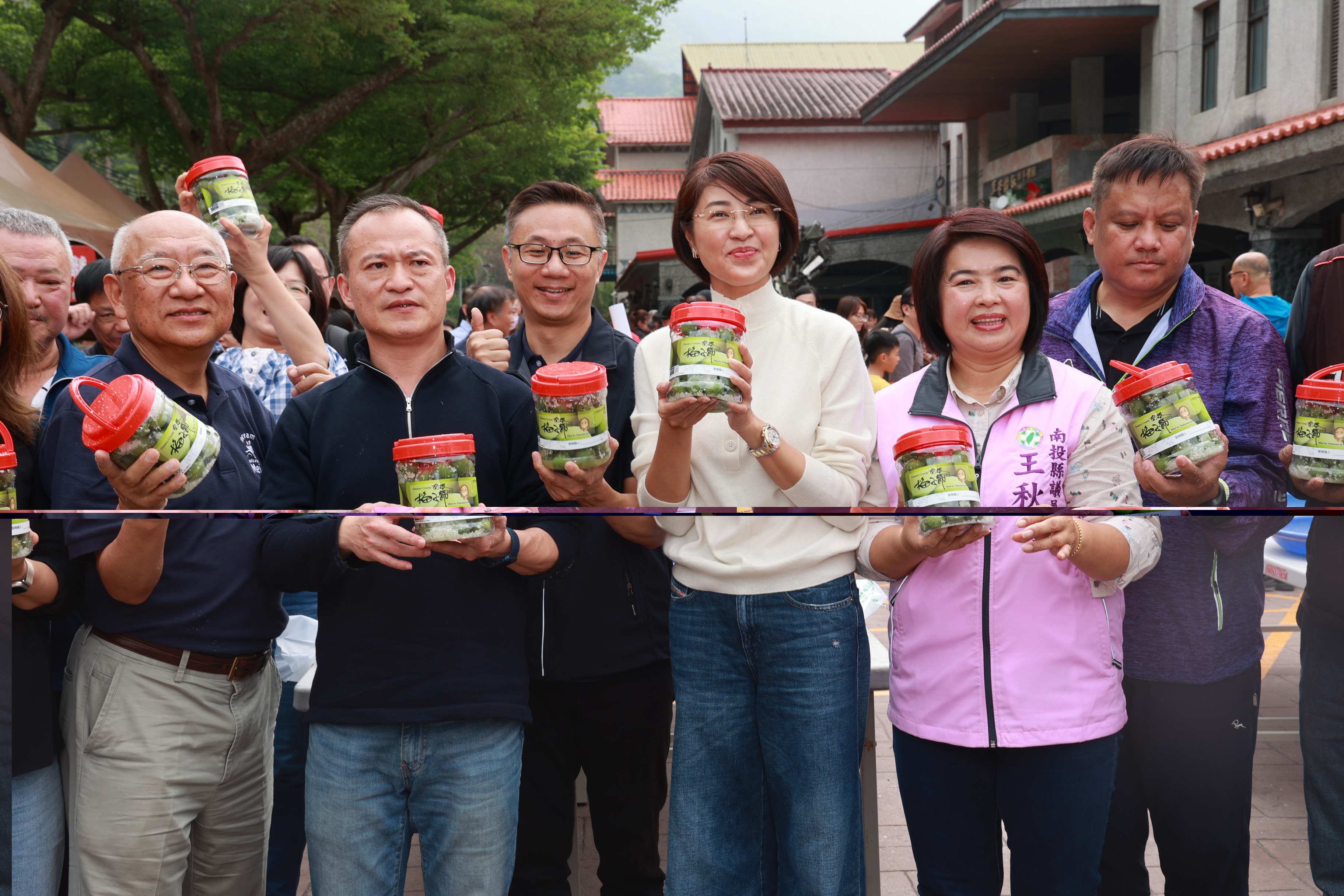 圖片-南投梅子節推廣在地鮮食　許淑華縣長與民眾手作青梅
