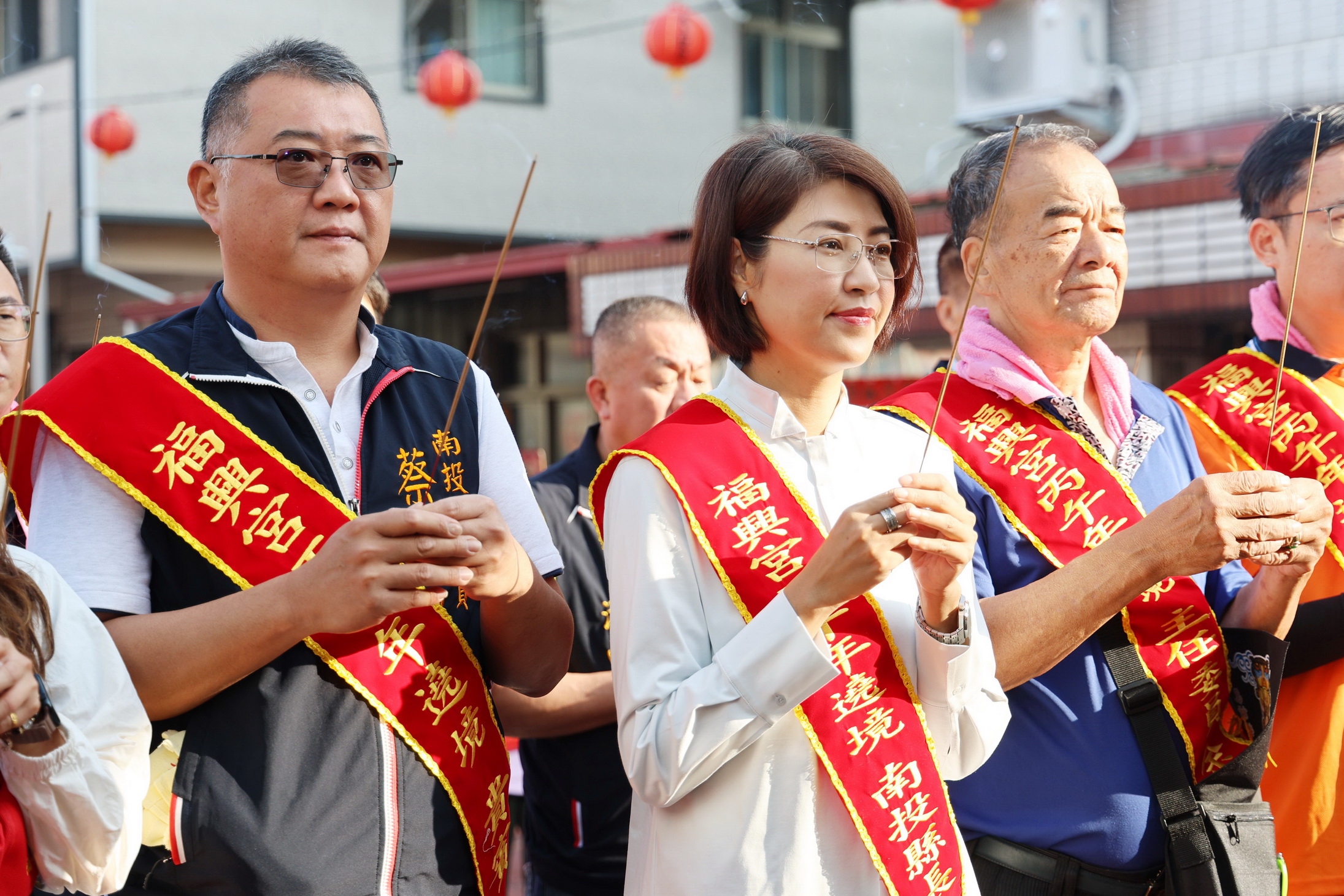 相關圖片1-名間鄉福興宮遶境登場 許縣長參香點起碼炮