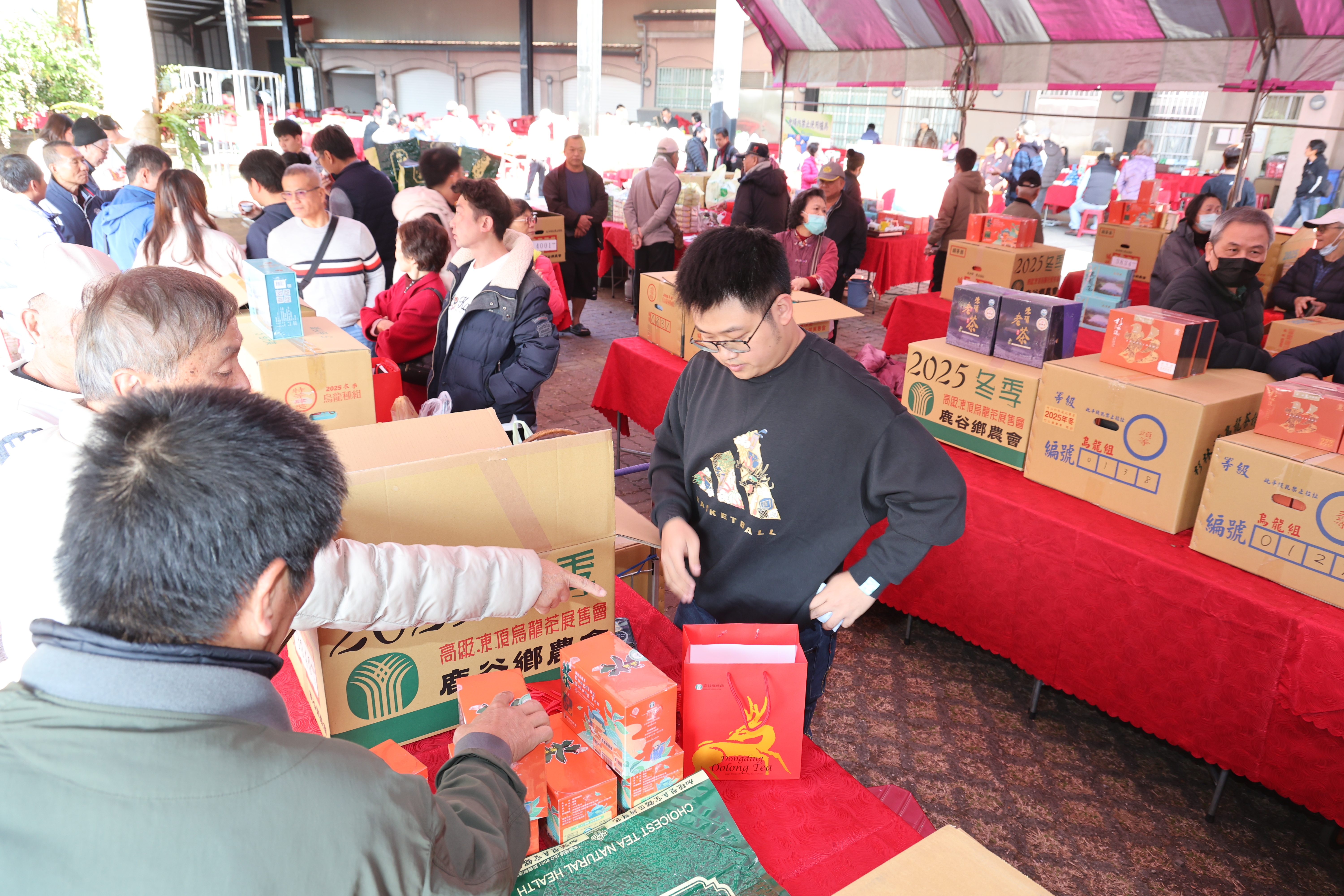 相關圖片4-鹿谷鄉農會、凍頂茶葉生產合作社冬茶賽頒獎展售