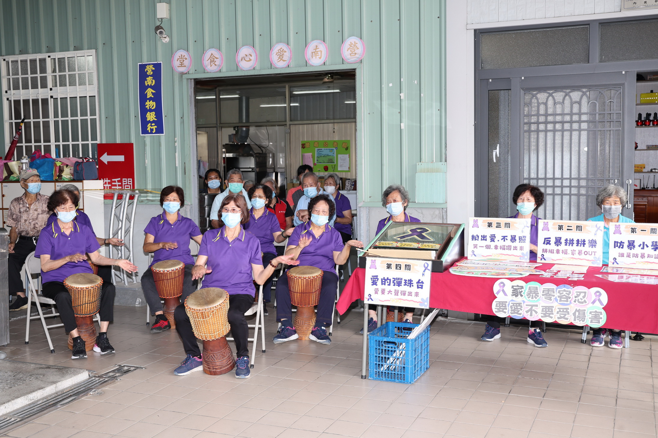 相關圖片4-投縣營南、敦和社區獲紫絲帶社區認證 許縣長親貼紅榜表揚