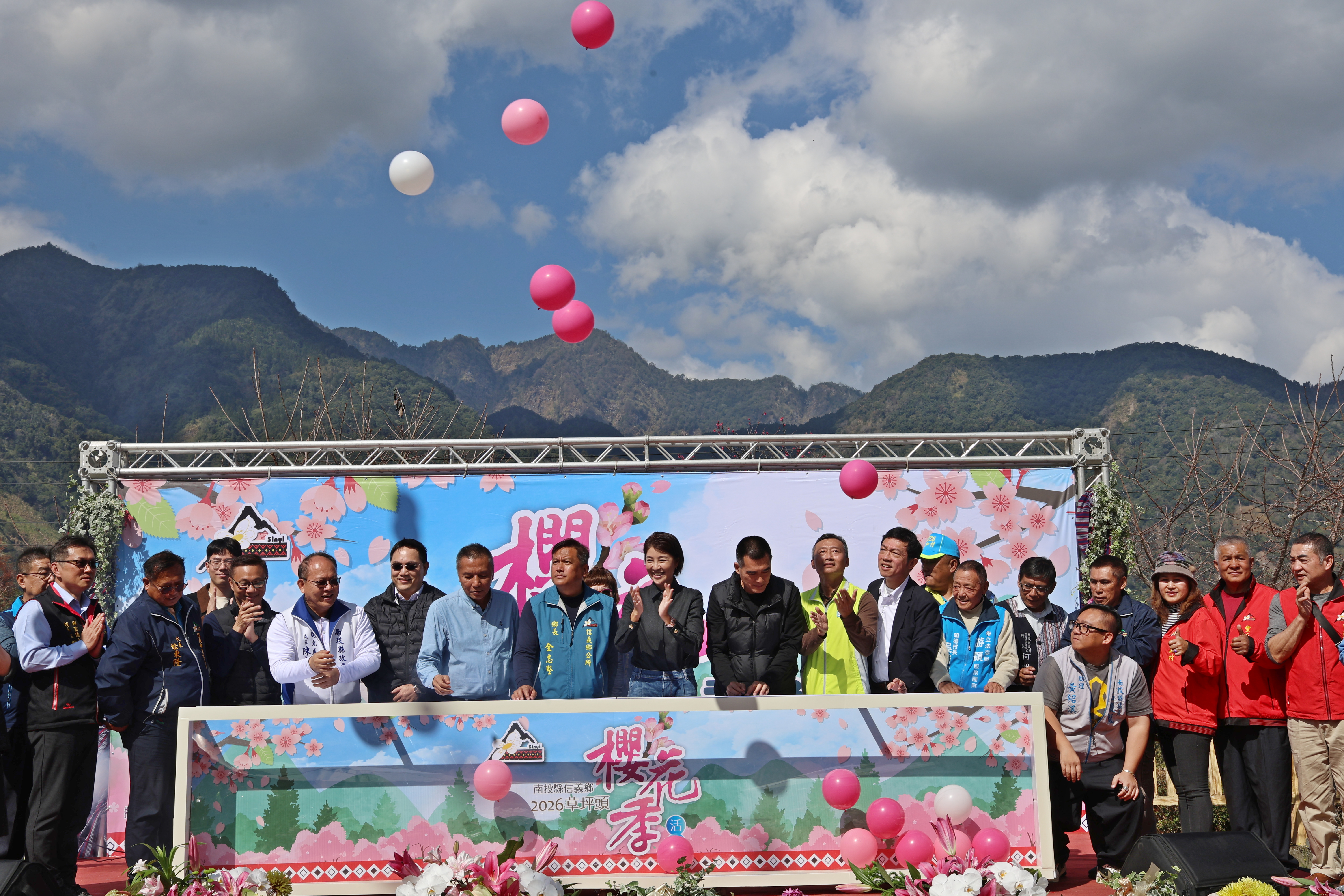 相關圖片3-最美茶鄉櫻花季登場！信義草坪頭4,000棵櫻花迎賓 縣長許淑華邀您春節來南投賞花、泡湯、看燈會