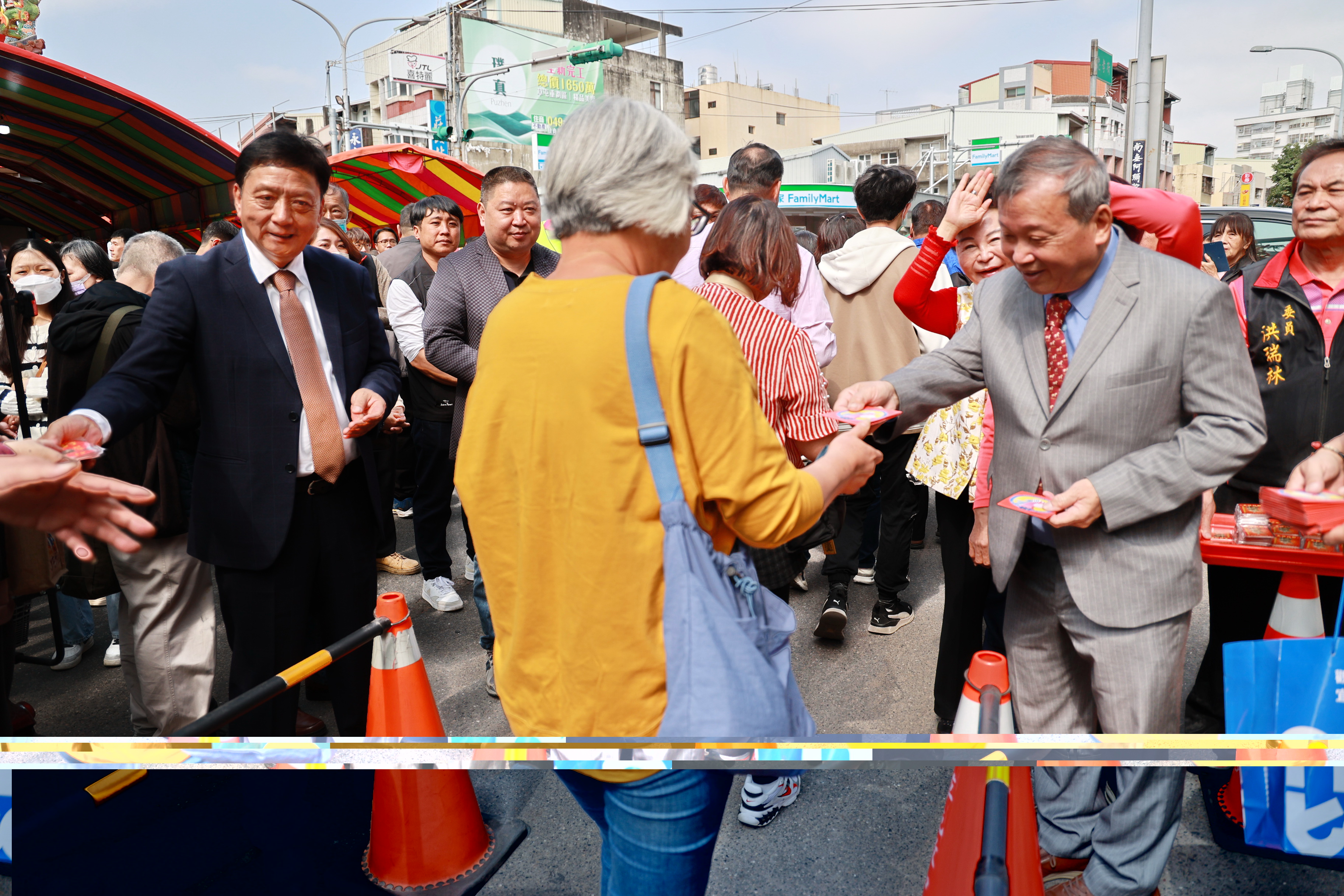相關圖片1-草屯敦和宮新春討喜！人潮擠爆   過財神平安橋、摸金元寶　副縣長王瑞德發紅包
