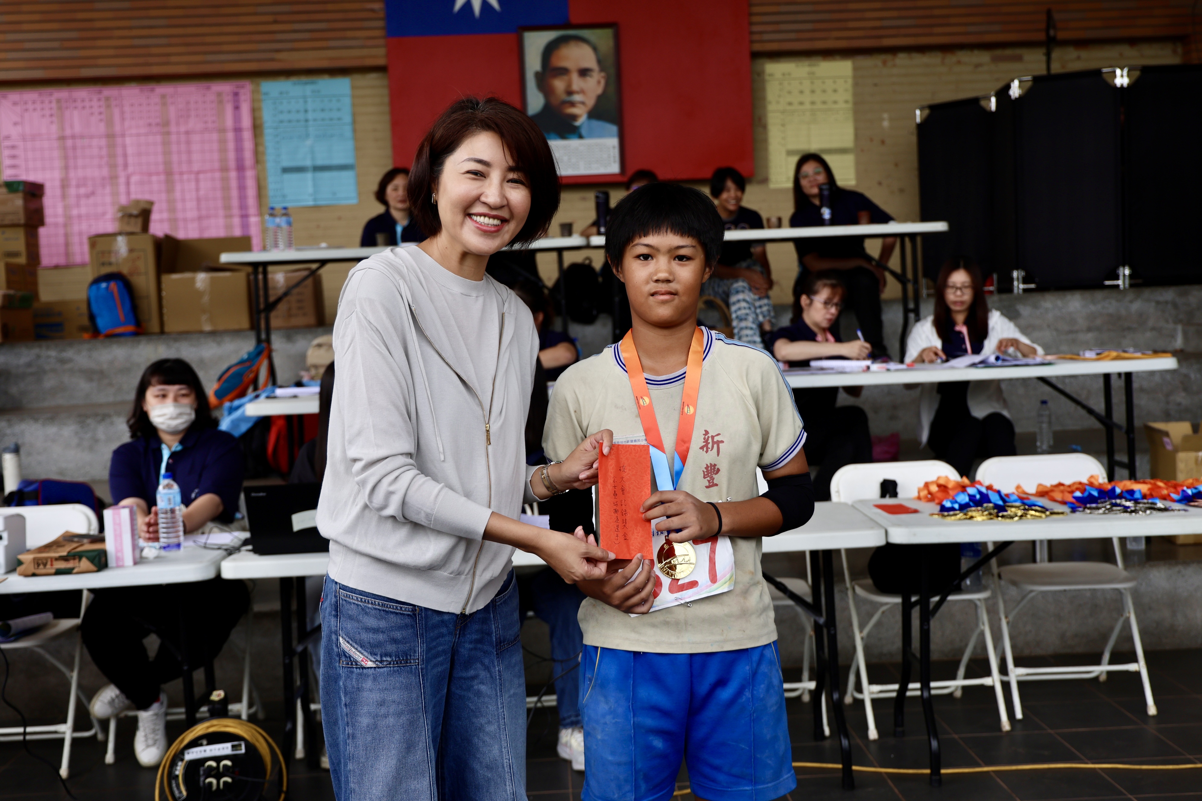 相關圖片2-南投市第44屆市運會熱血登場 許縣長為小將加油