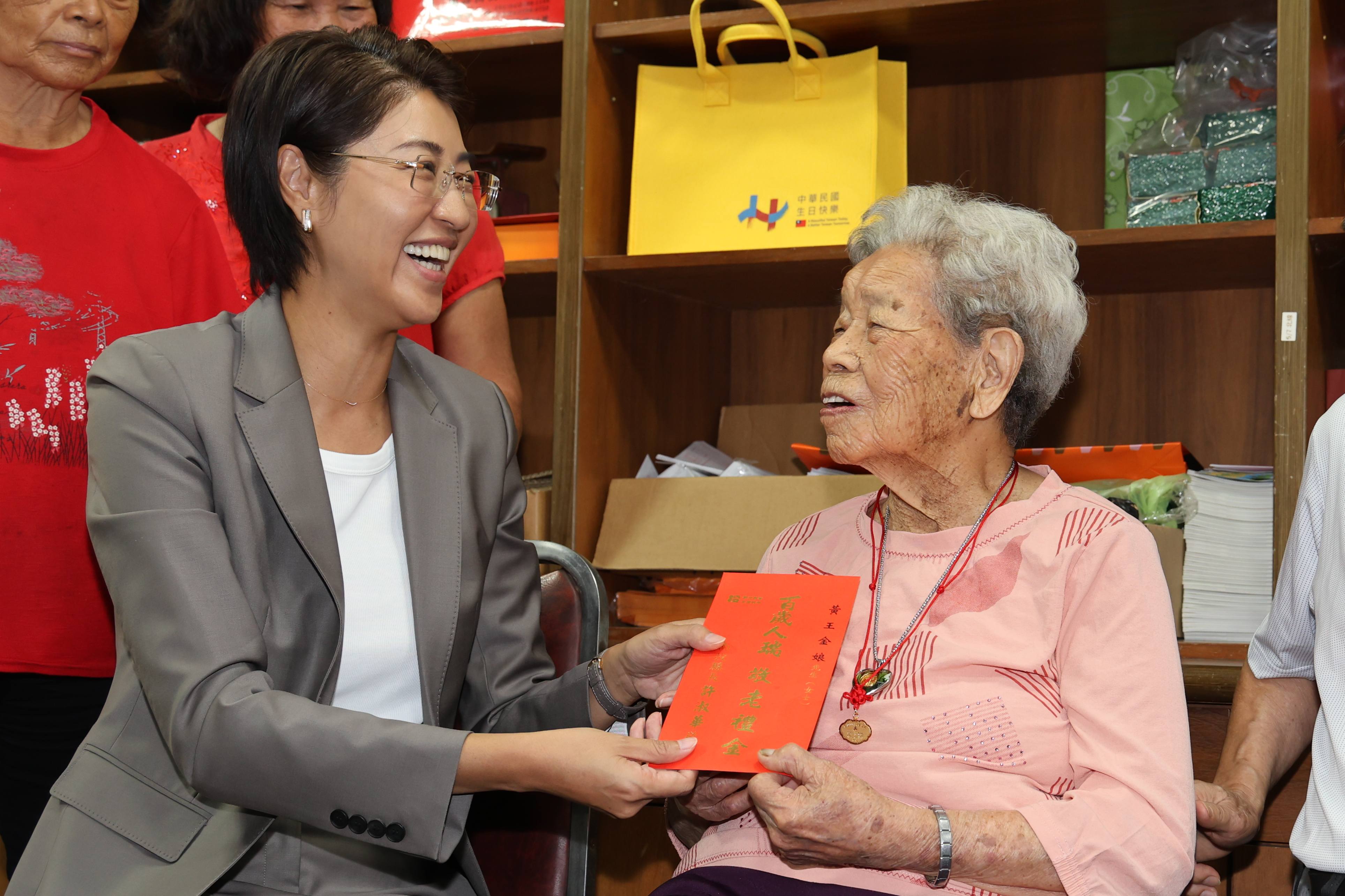 文章圖片-重陽孝親許縣長敬老訪人瑞  竹山黃王金娘105歲高齡 耳聰目明行動自如好福氣
