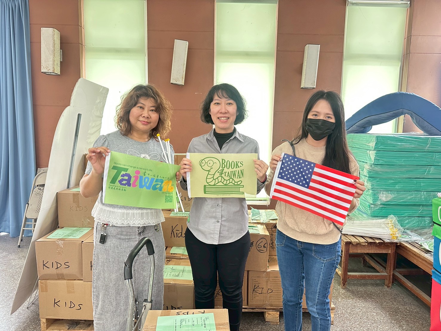 相關圖片5-萬卷洋書跨海抵達南投！24所學校參與「115年Books For Taiwan免費外文書索取計畫」領書活動 3月2日起於名間國小熱烈展開，齊力推動 60箱英語資源直送校園教學現場