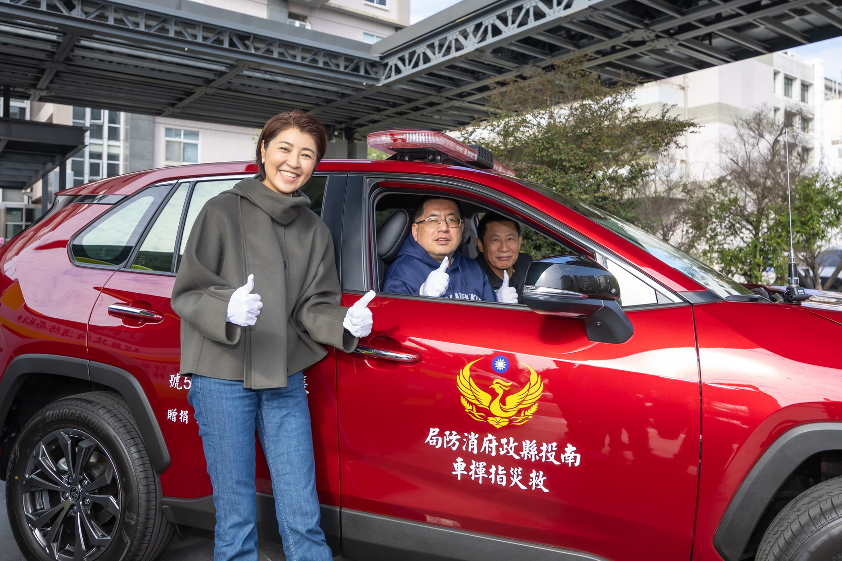 相關圖片7-善心企業捐贈救護、救災指揮車　許縣長回贈紀念小車致謝
