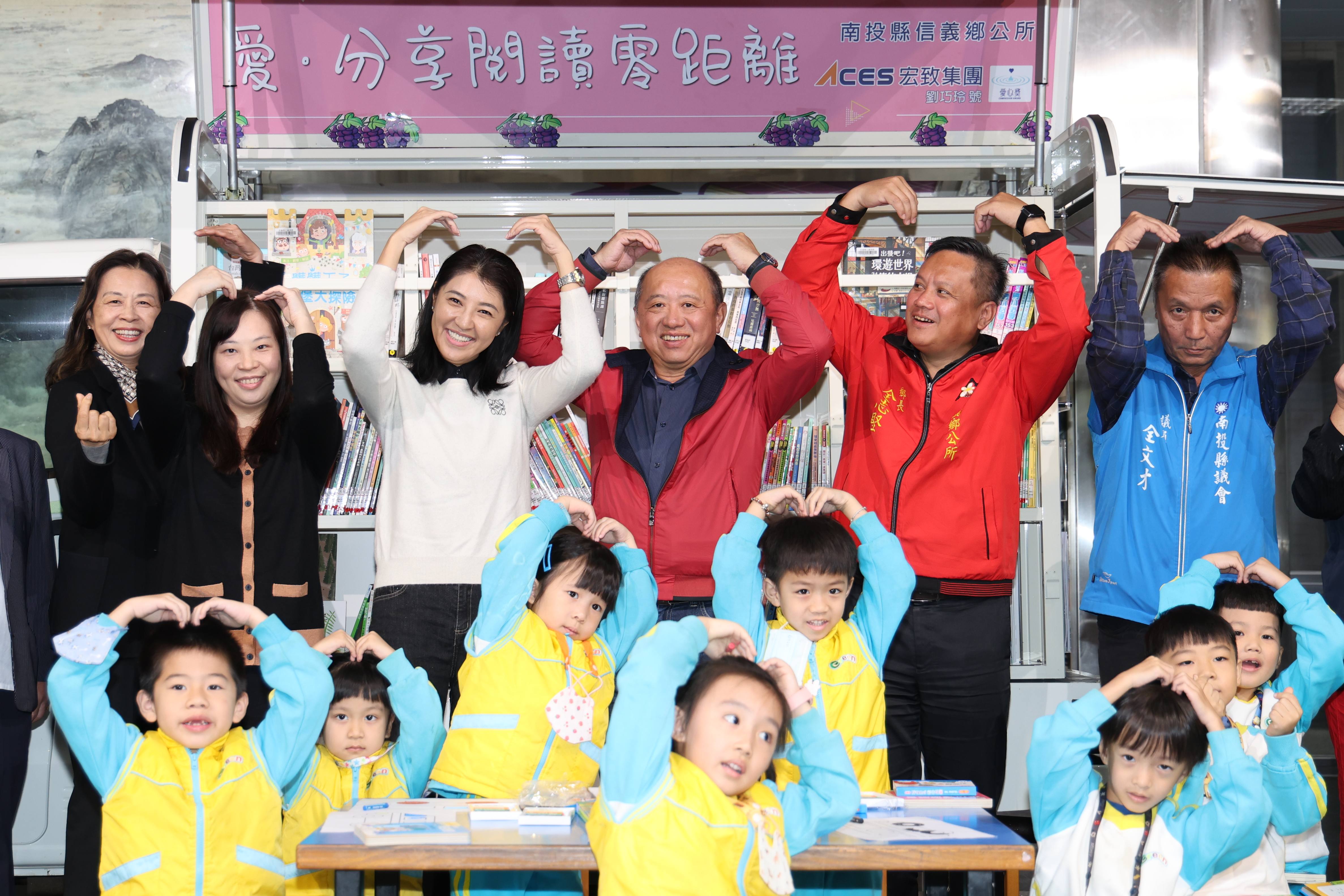 圖片-宏致電子慨捐行動圖書車 嘉惠原鄉學子
