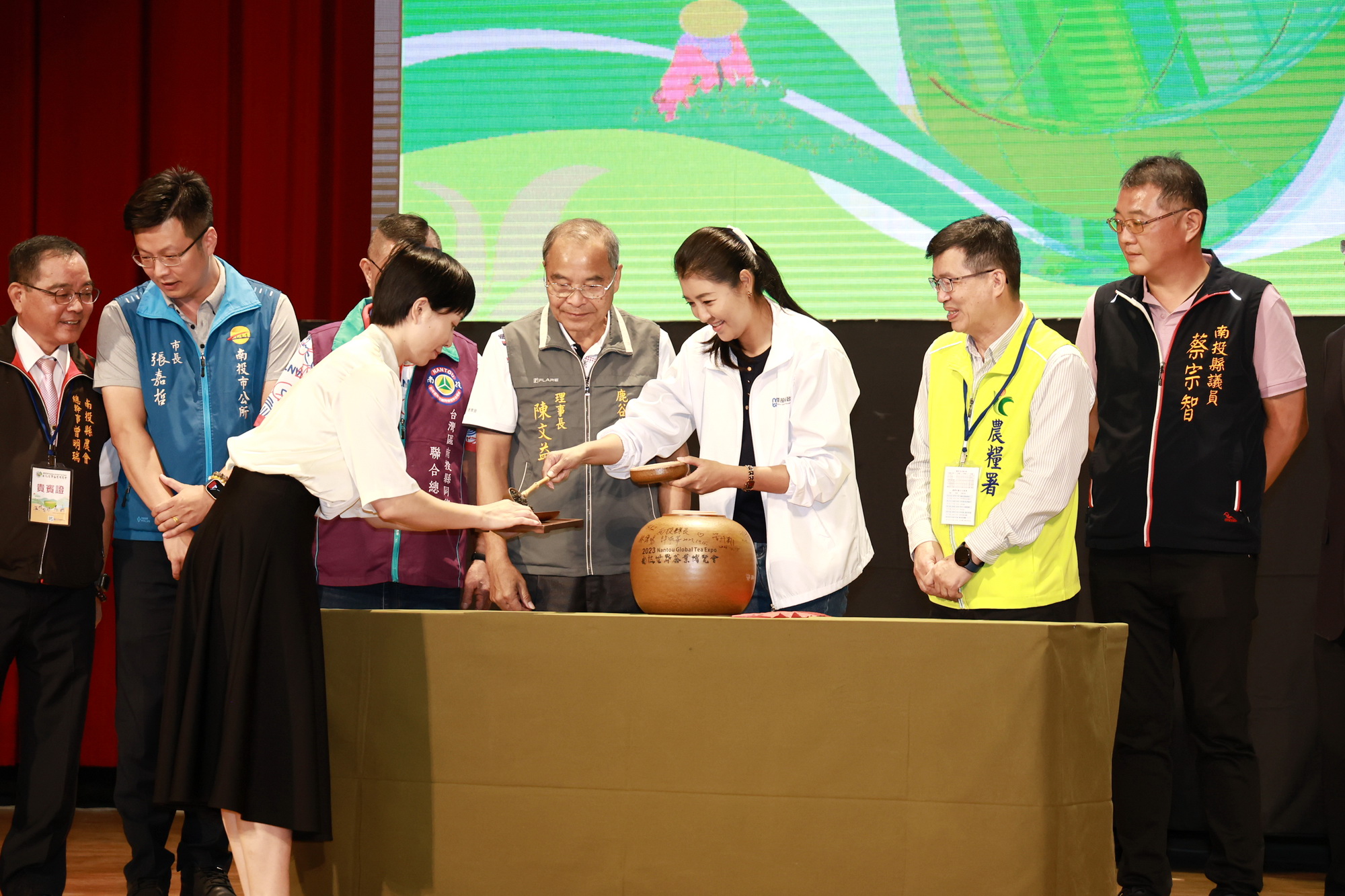 相關圖片2-南投世界茶業博覽會盛大開幕  許縣長邀民眾來南投喝茶買茶