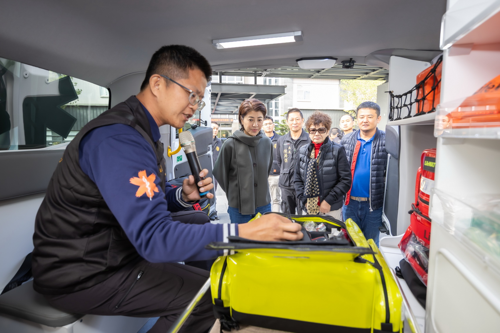 相關圖片8-善心企業捐贈救護、救災指揮車　許縣長回贈紀念小車致謝