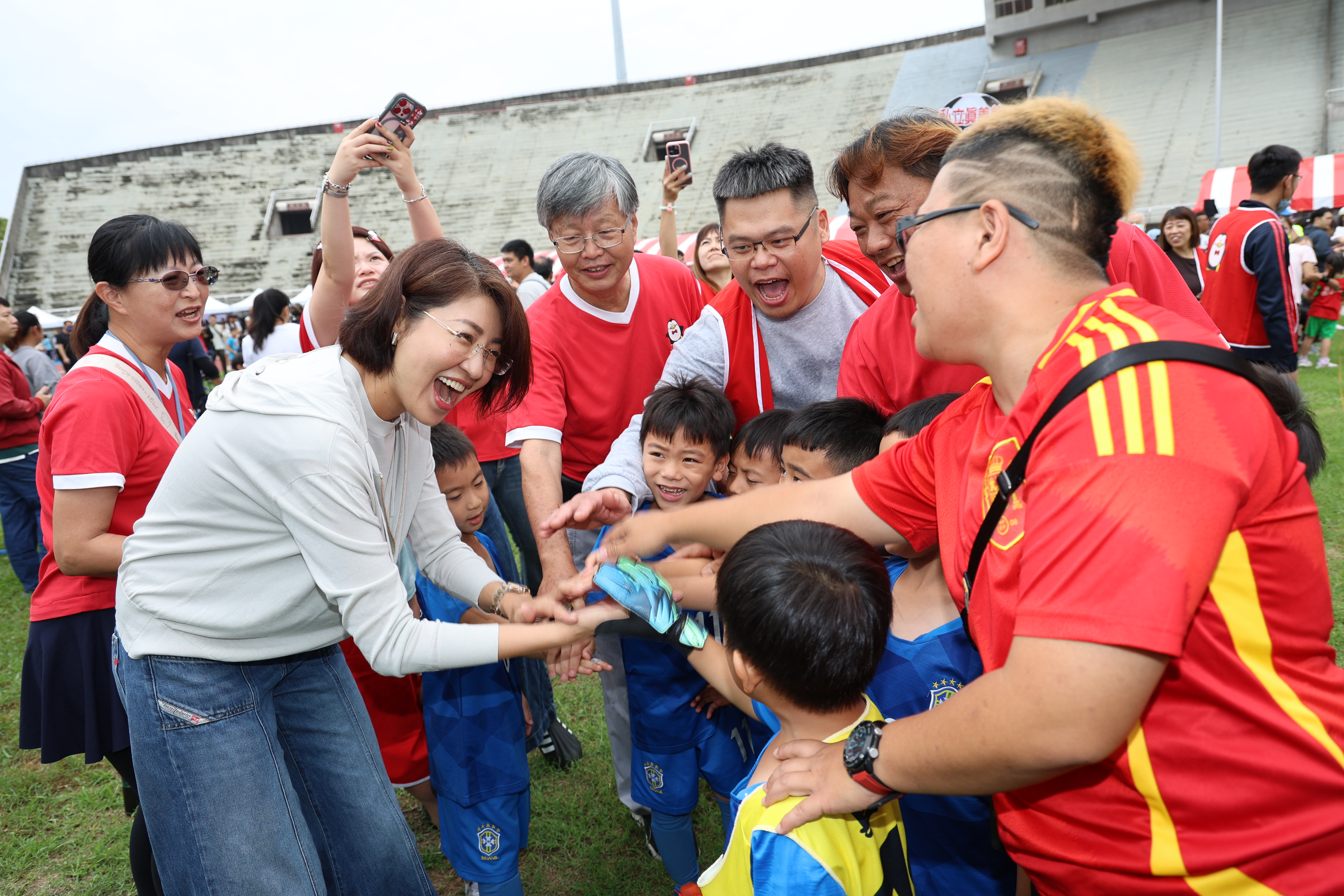 相關圖片1-南投璉紅盃足球賽登場  78隊小選手歡喜領取人生第一面姓名獎牌