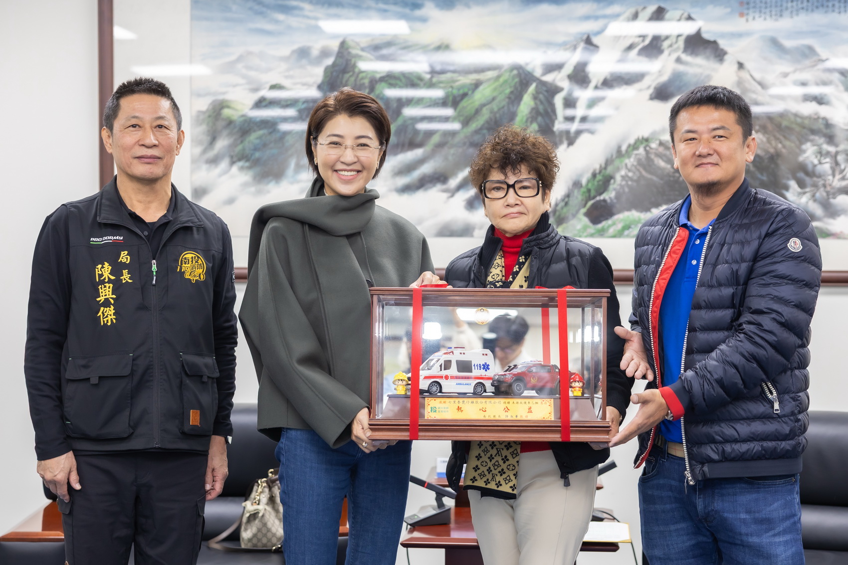 圖片-善心企業捐贈救護、救災指揮車 許縣長回贈紀念小車致謝