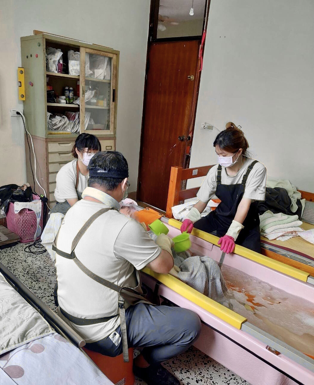 相關圖片1-長照到宅沐浴車服務，臥床失能者也能安心洗個香噴噴的澡