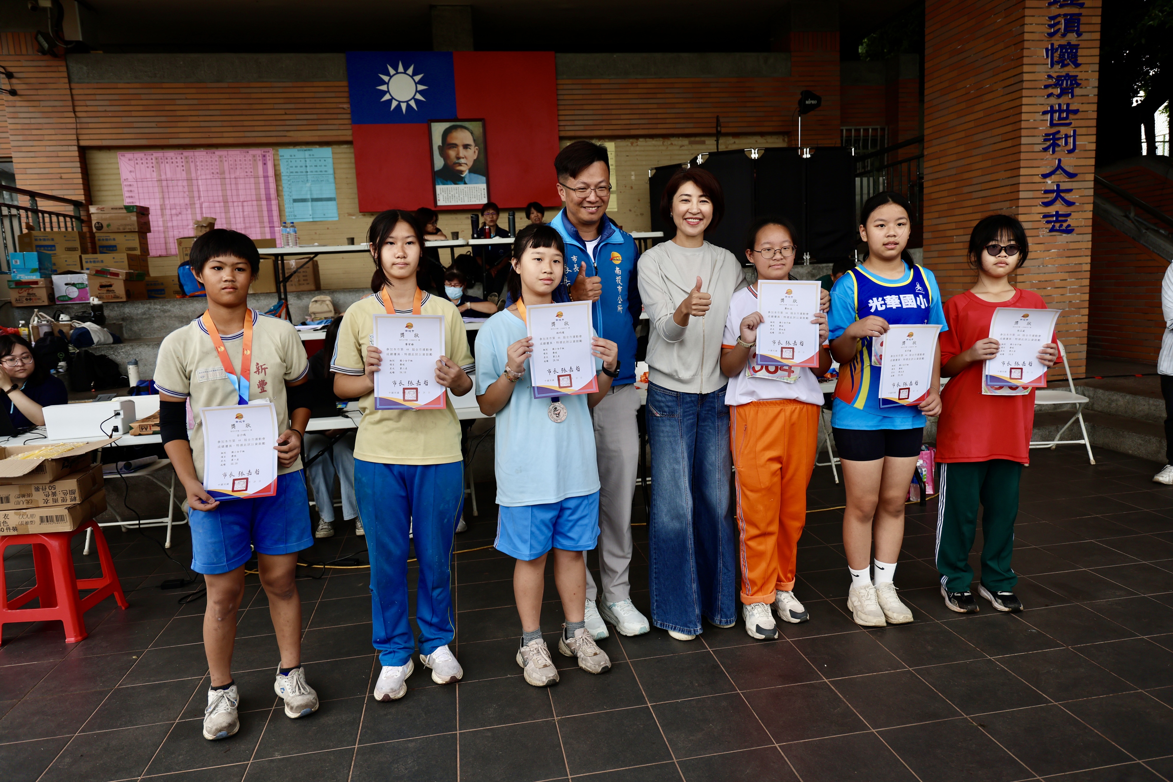 相關圖片1-南投市第44屆市運會熱血登場 許縣長為小將加油