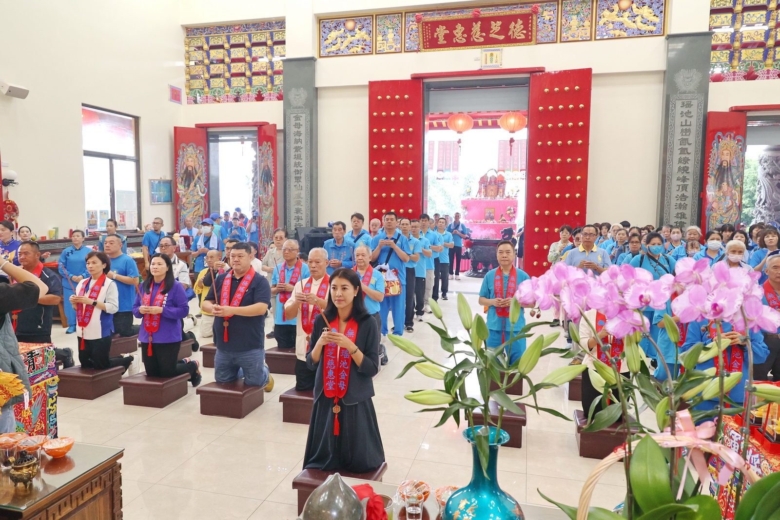 相關圖片1-名間德芝慈惠堂祈安遶境團拜　許縣長為南投祈福