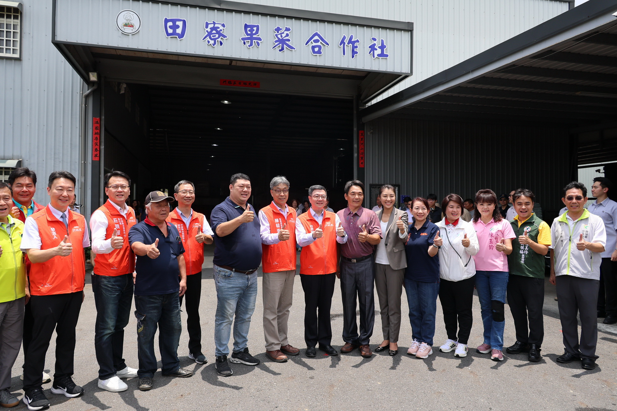 other image4-Eastern Caotun Rest Area along National Highway No. 6 Officially Opened. County Mayor Hsu Cut the Ribbon and Accompanied Premier Cho to Inspect Red Dragon Fruit Export Orchard, July 13th
