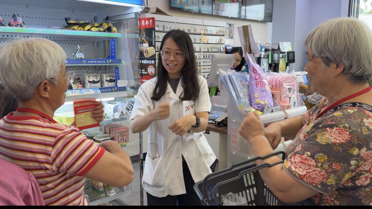 相關圖片4-社區營養師前進超商 實地引導民眾健康買