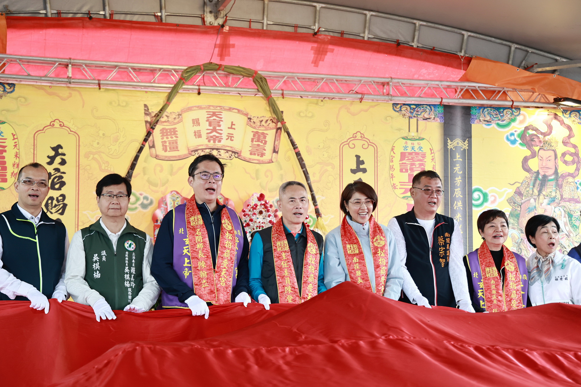 圖片-許縣長出席受天宮團拜獻禮揭米糕桃祝壽活動