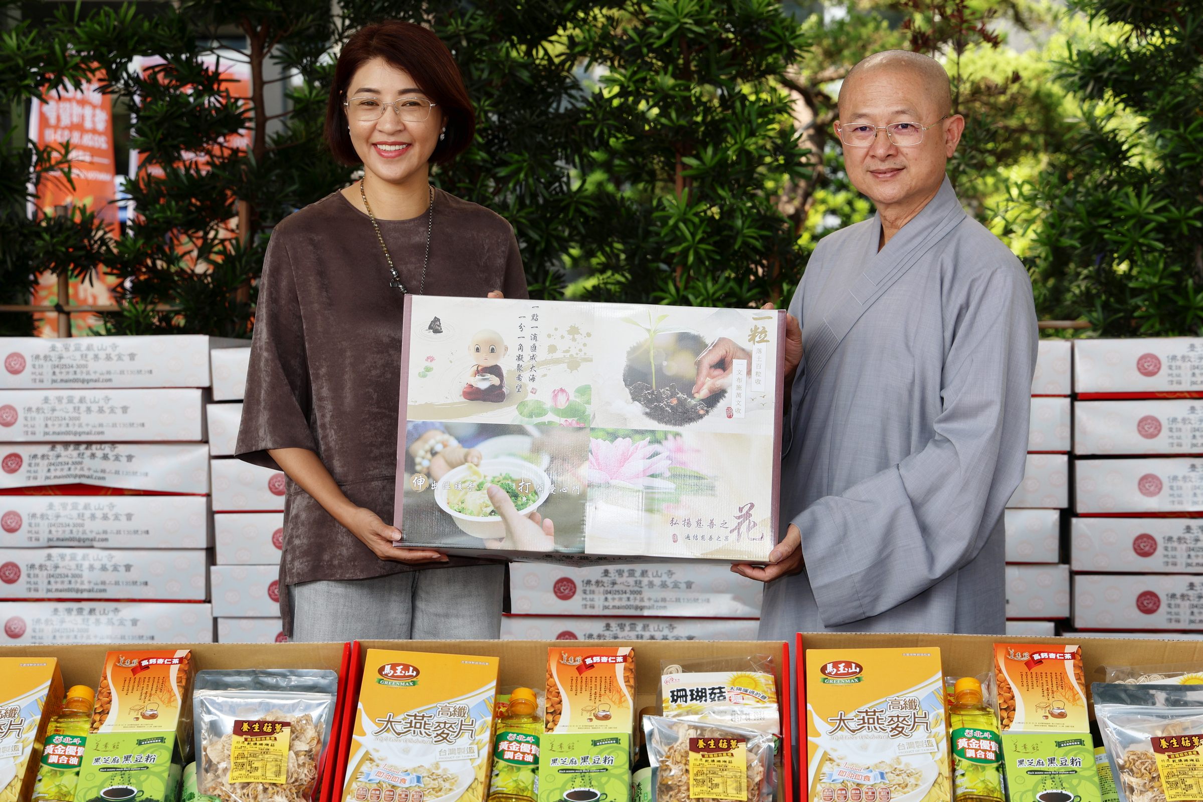 圖片-靈巖山寺攜手淨心慈善基金會重陽南投送暖　  許縣長感謝協力縣府關懷獨居長輩