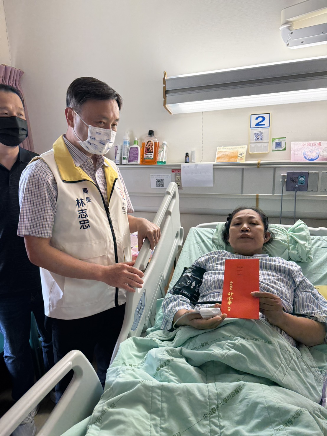 相關圖片1-縣府探視車禍受傷印尼籍看護工　致贈慰問金盼早日康復