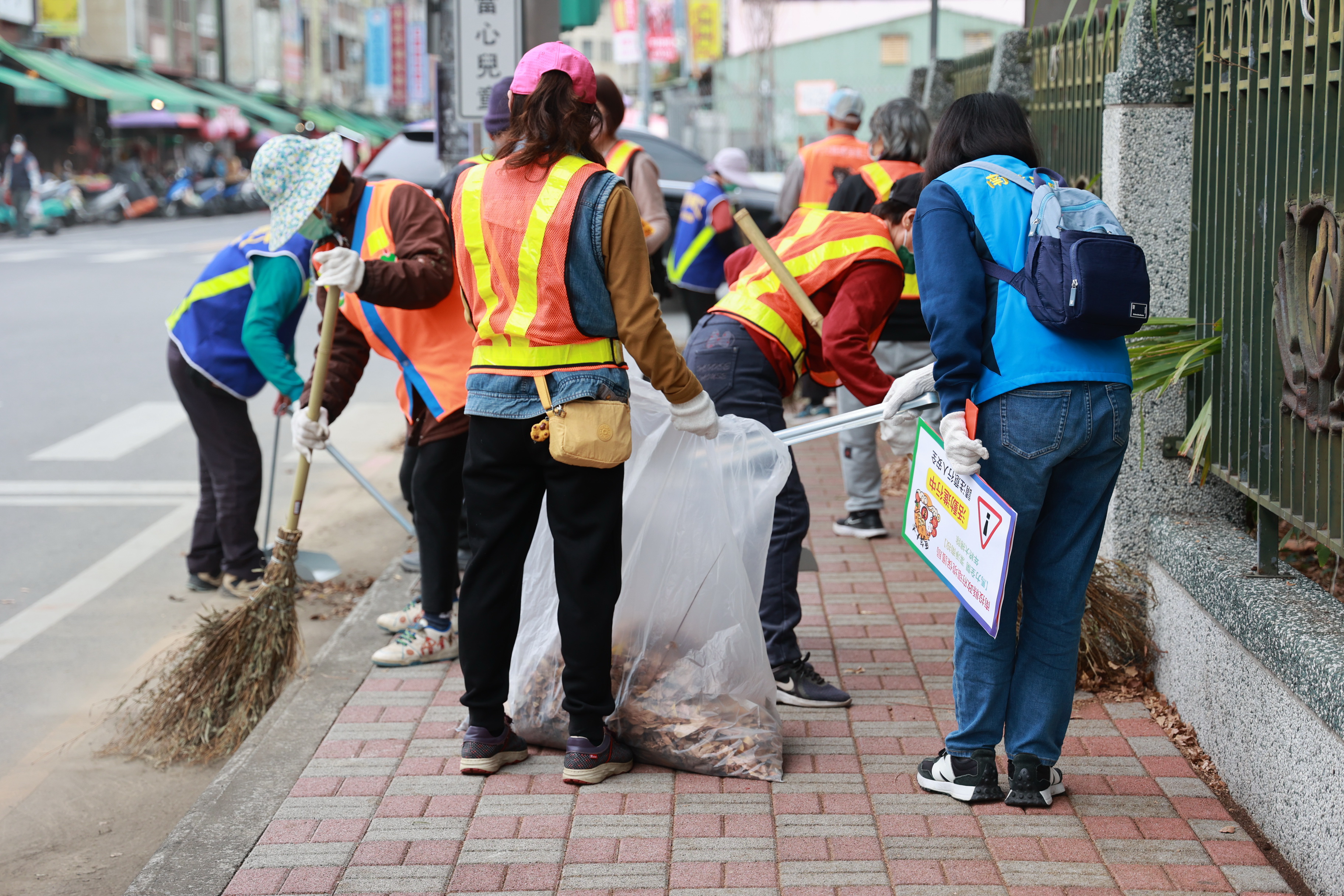相關圖片2-馬力全開．潔淨南投   逾百人上街大掃除