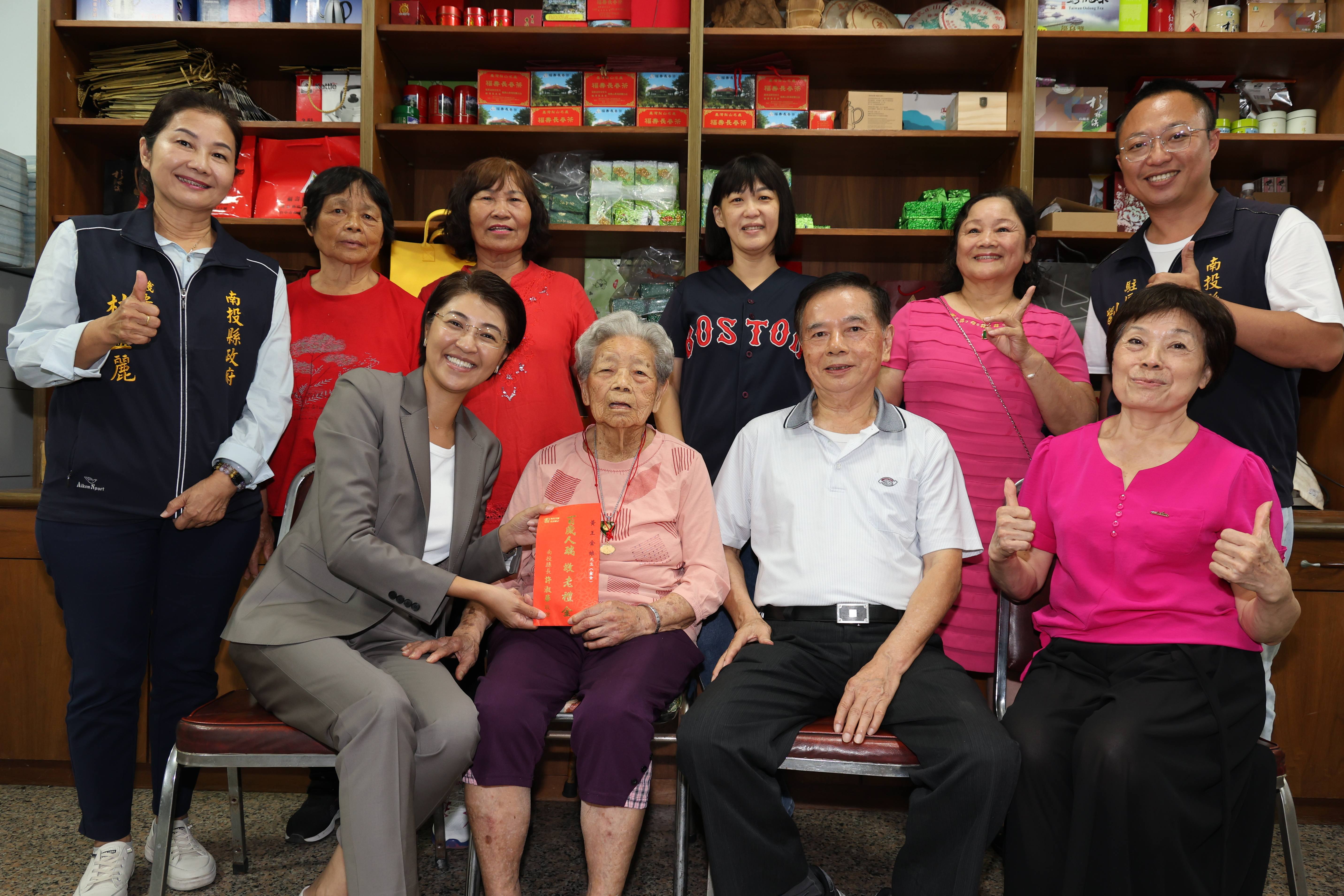 相關圖片3-重陽孝親許縣長敬老訪人瑞  竹山黃王金娘105歲高齡 耳聰目明行動自如好福氣