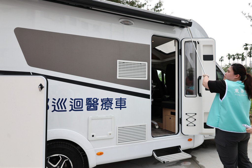 相關圖片1-東華醫院行動醫療車啟用　提升南投偏鄉醫療可近性