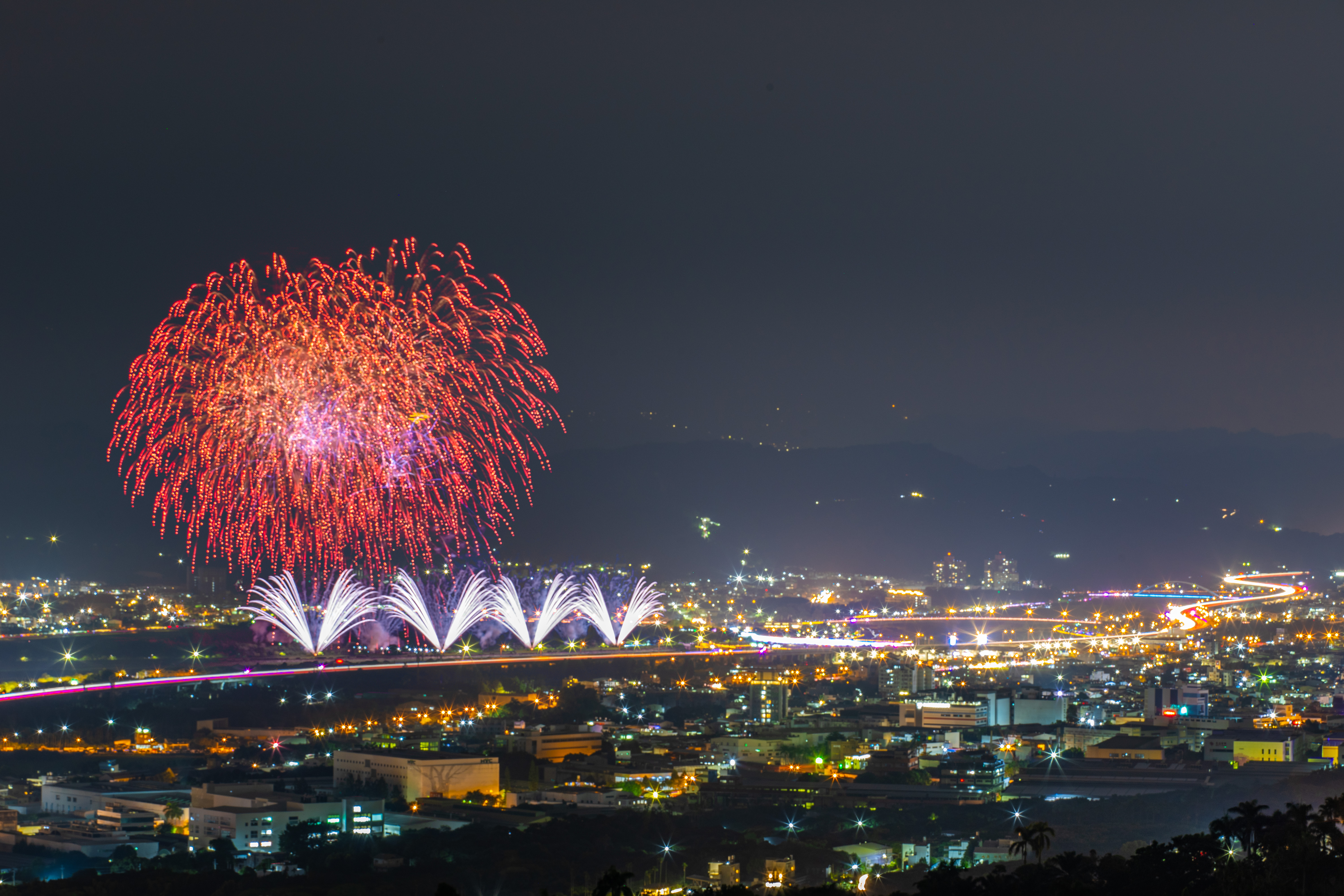 other image2-Nantou Hosts National Day Fireworks Display, Lighting Up the Sky with Over 40,000 Shells, Oct. 10th