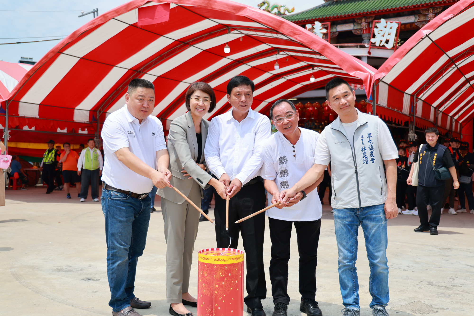 相關圖片1-草屯朝清宮媽祖聖誕慶典登場  許縣長參拜祝壽點起馬炮